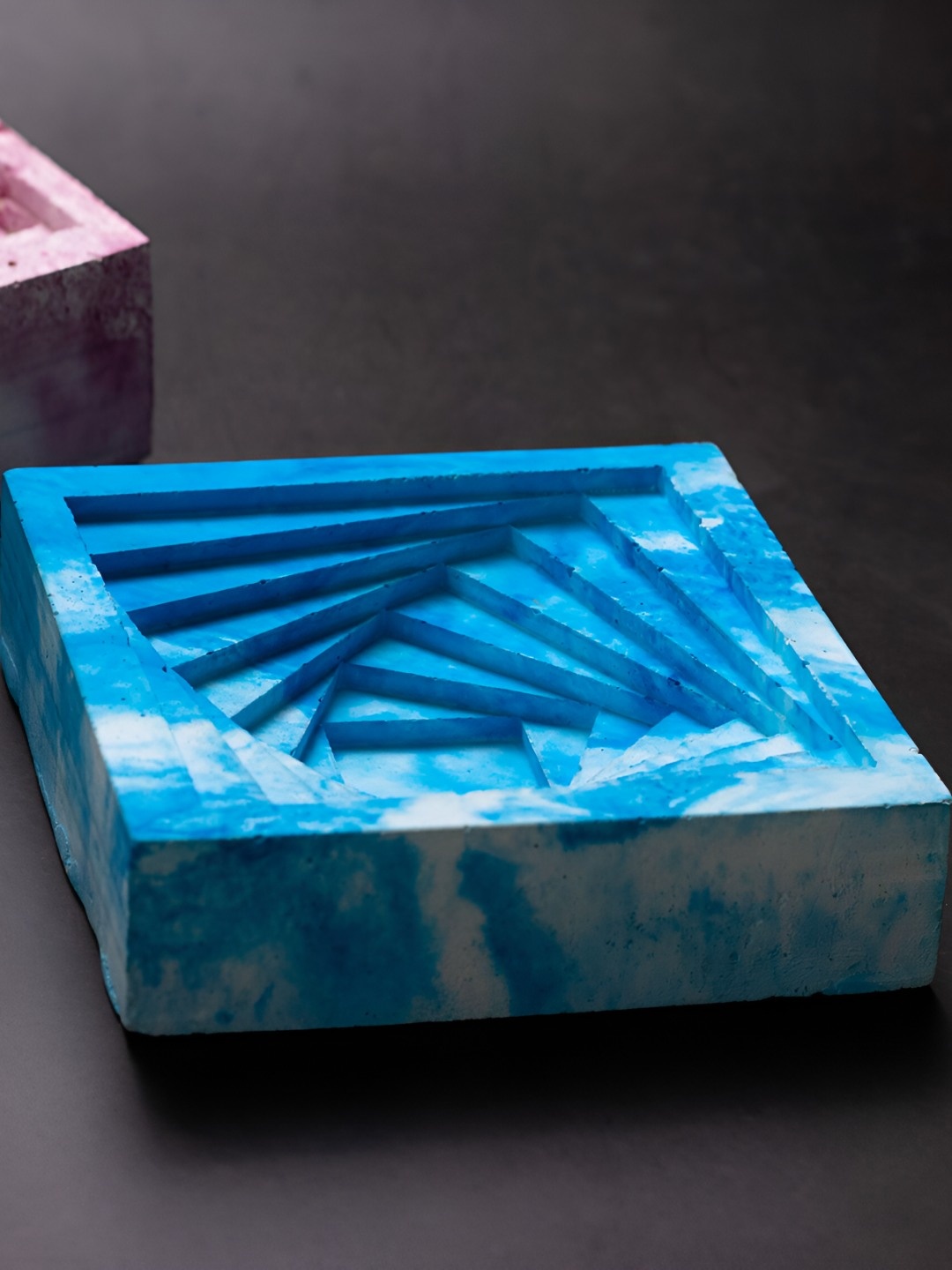

Greyt Whiteb & Blue Abstract Printed Marble Geometric Stepped Ash Tray, White