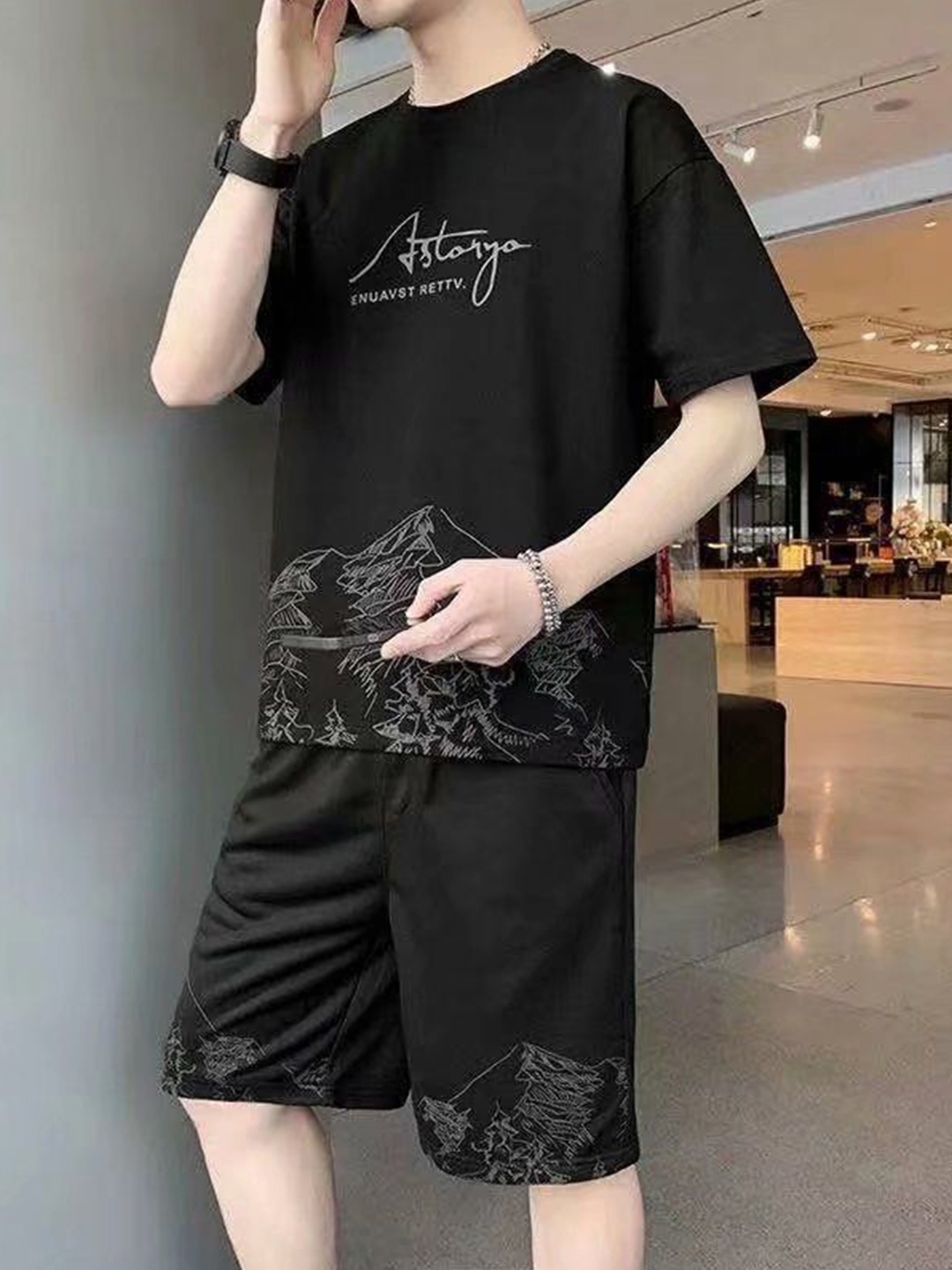 

StyleCast Black Graphic Printed Raglan Sleeves T-Shirt & Shorts