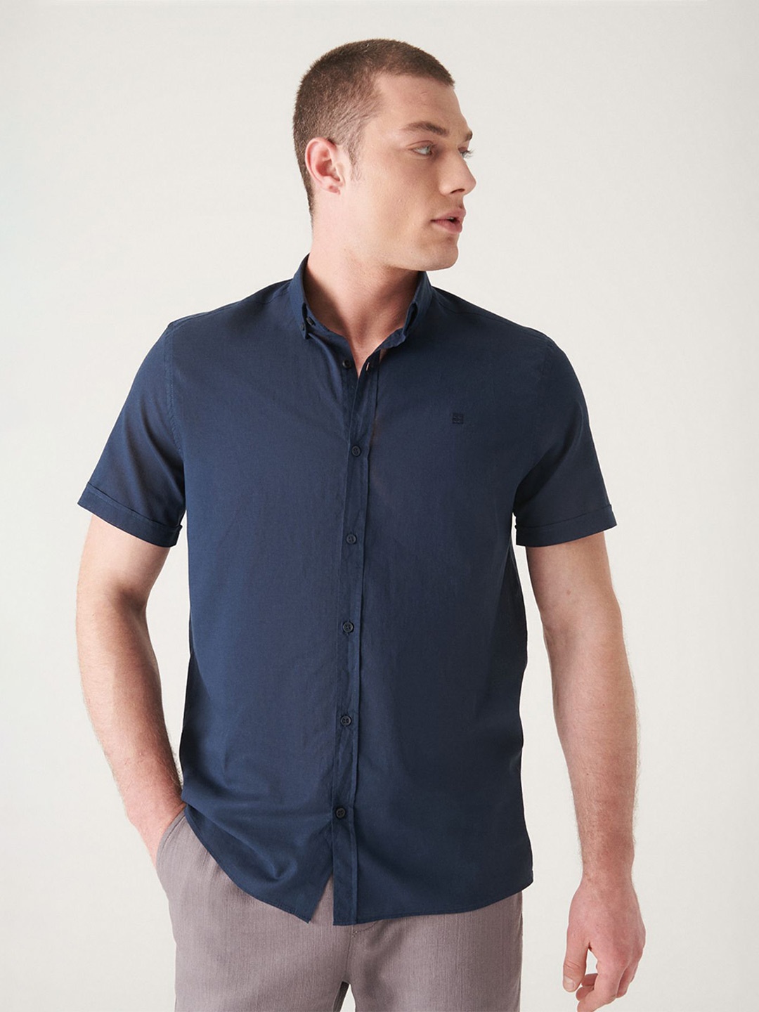 

AVVA Men Button-Down Collar Solid Casual Shirt, Navy blue