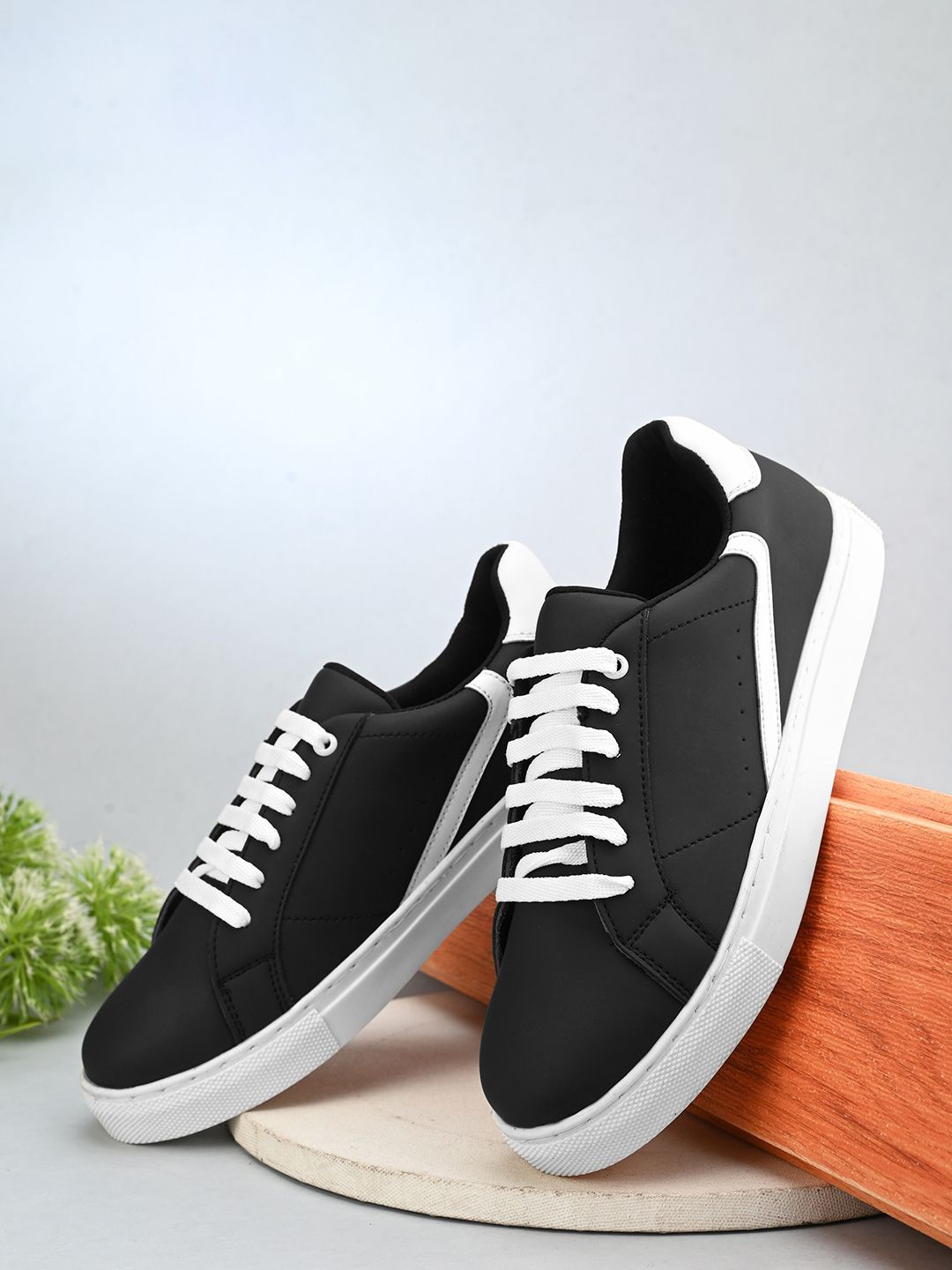 

The Roadster Lifestyle Co Women Casual Sneakers, Black
