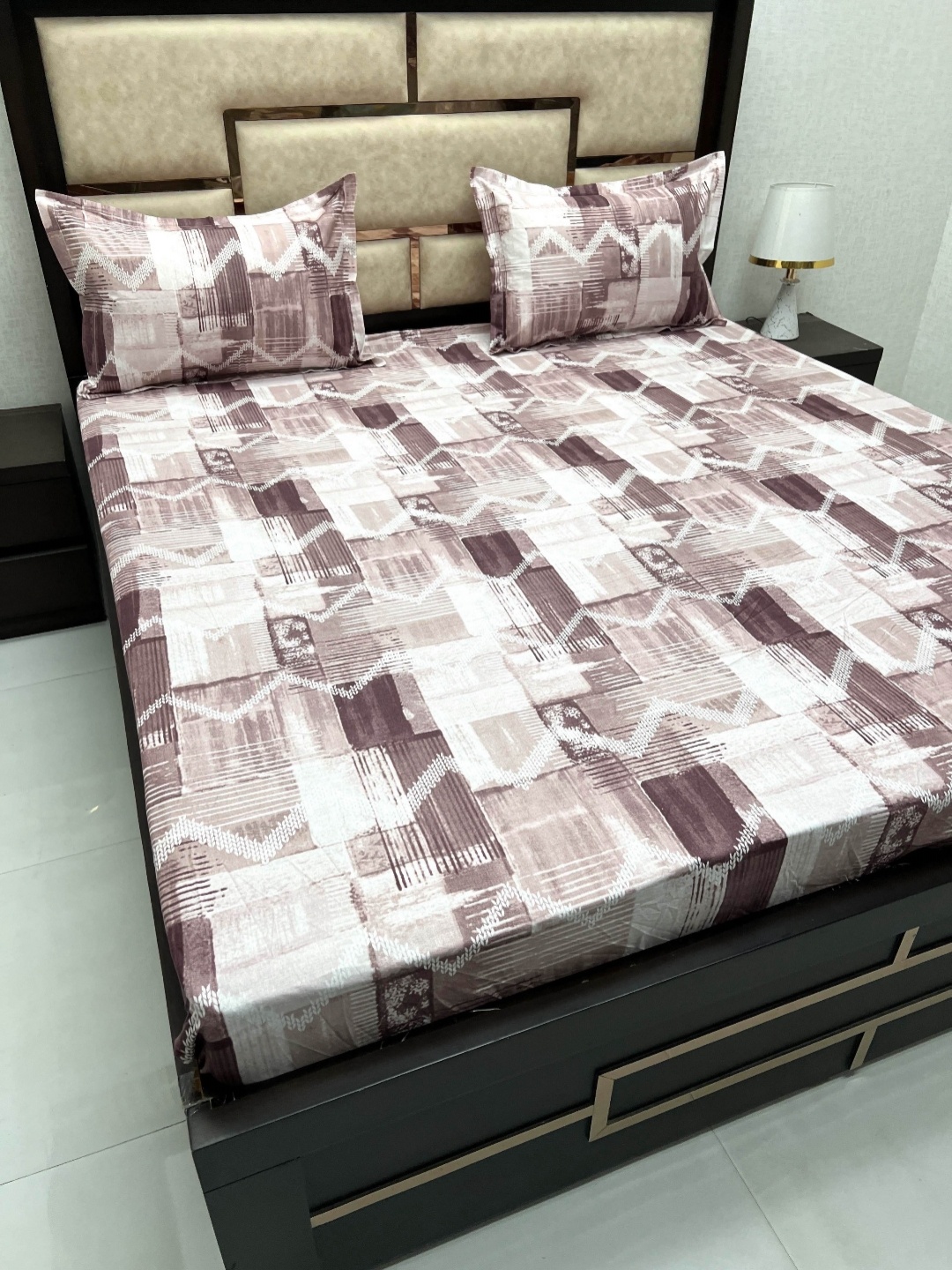 

Pure Decor Sapphire Maroon Abstract 330 TC Cotton King Bedsheet With 2 Pillow Covers, White