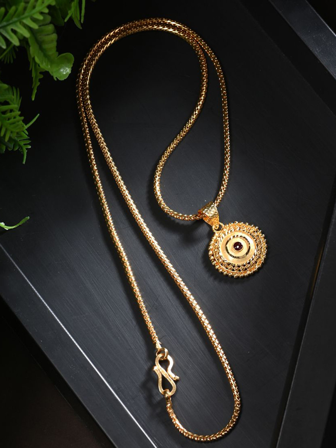 

AanyaCentric Gold-Plated Circular Brass Pendant & Chain