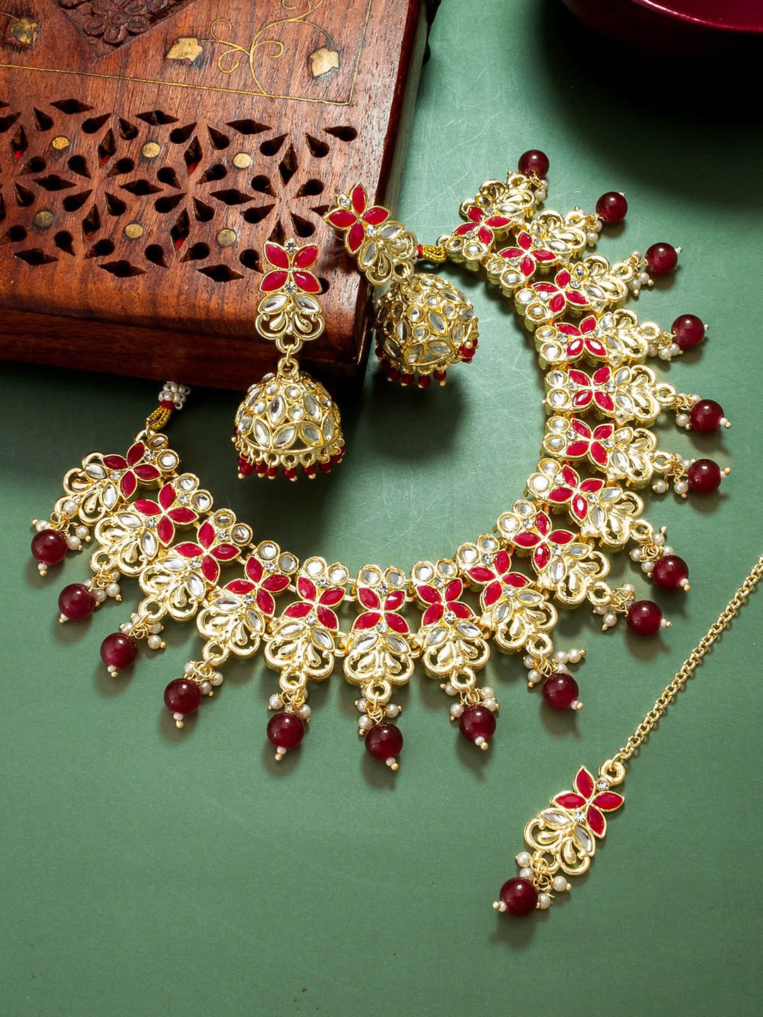 

aadita Gold-Plated Kundan Stone Studded & Beaded Jewellery Set