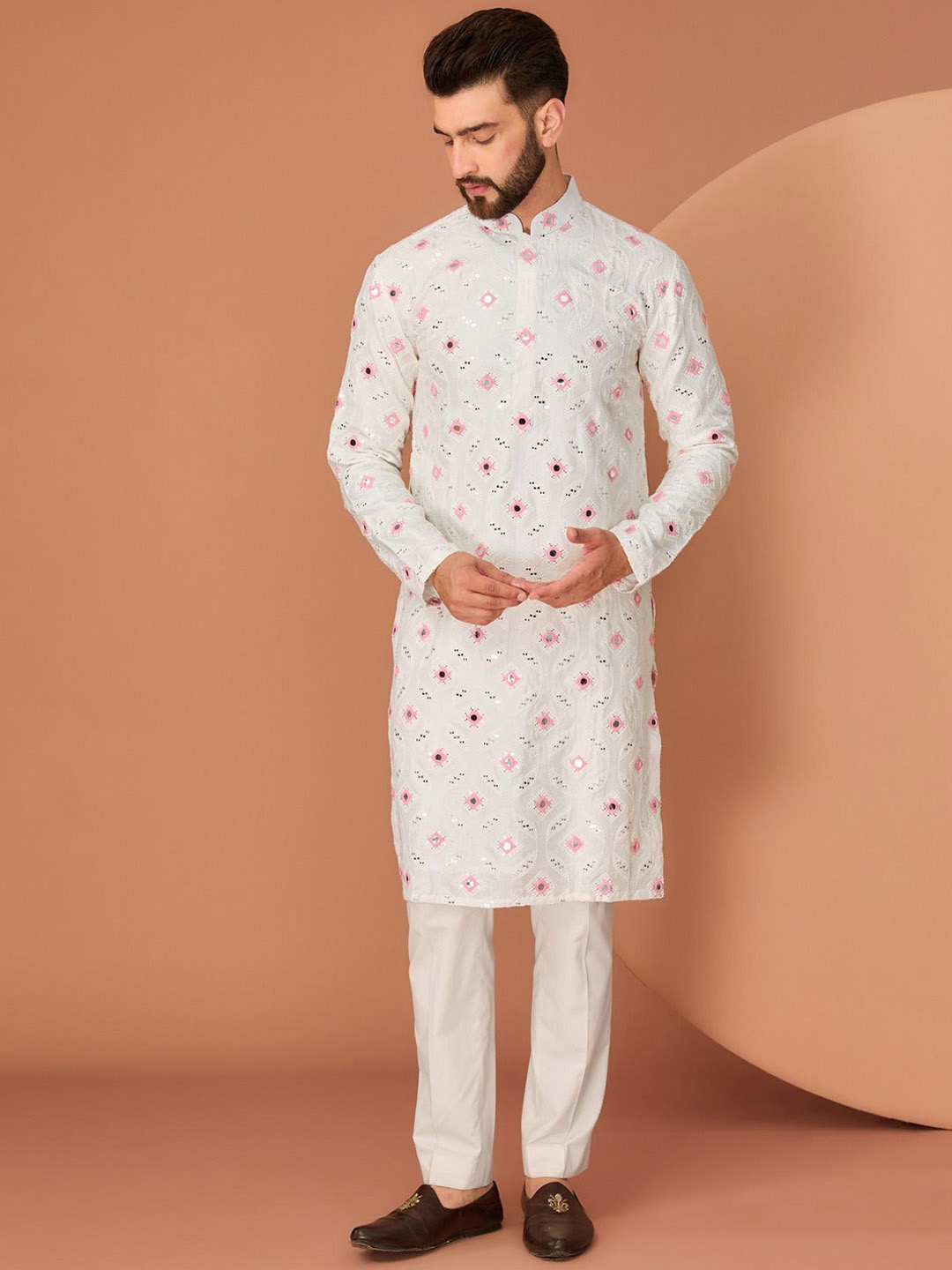 

KASBAH CLOTHING NISHCHAIY SAJDEH Geometric Embroidered Silk Straight Kurta, White