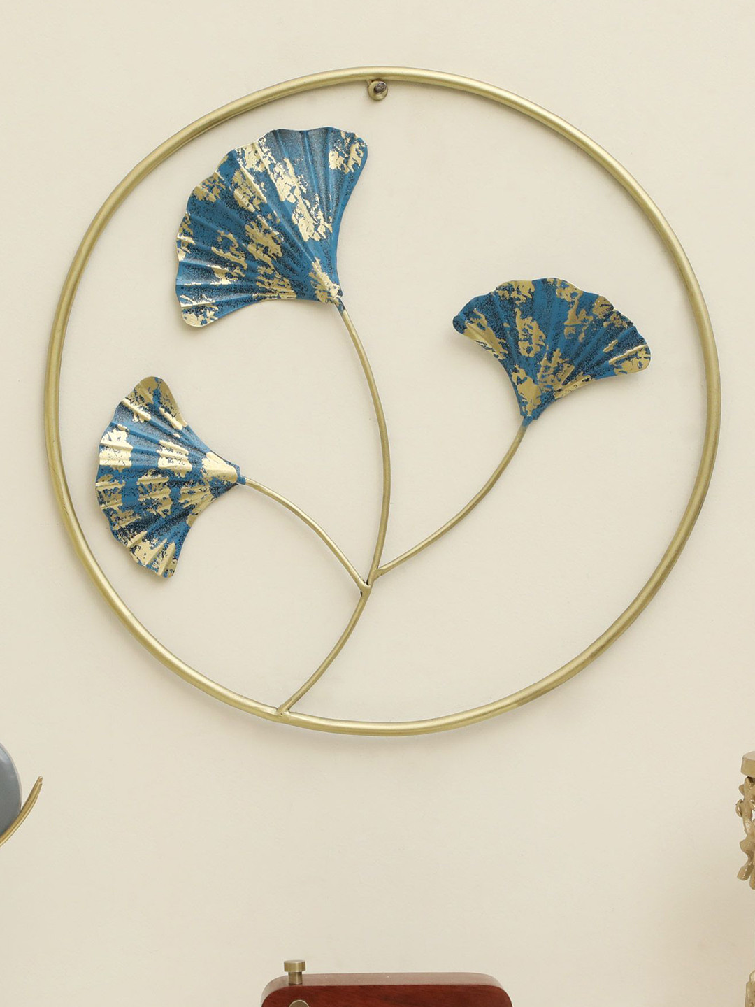 

vedas Norte Blue & Gold Toned Leaf In Round Frame Wall Hanging