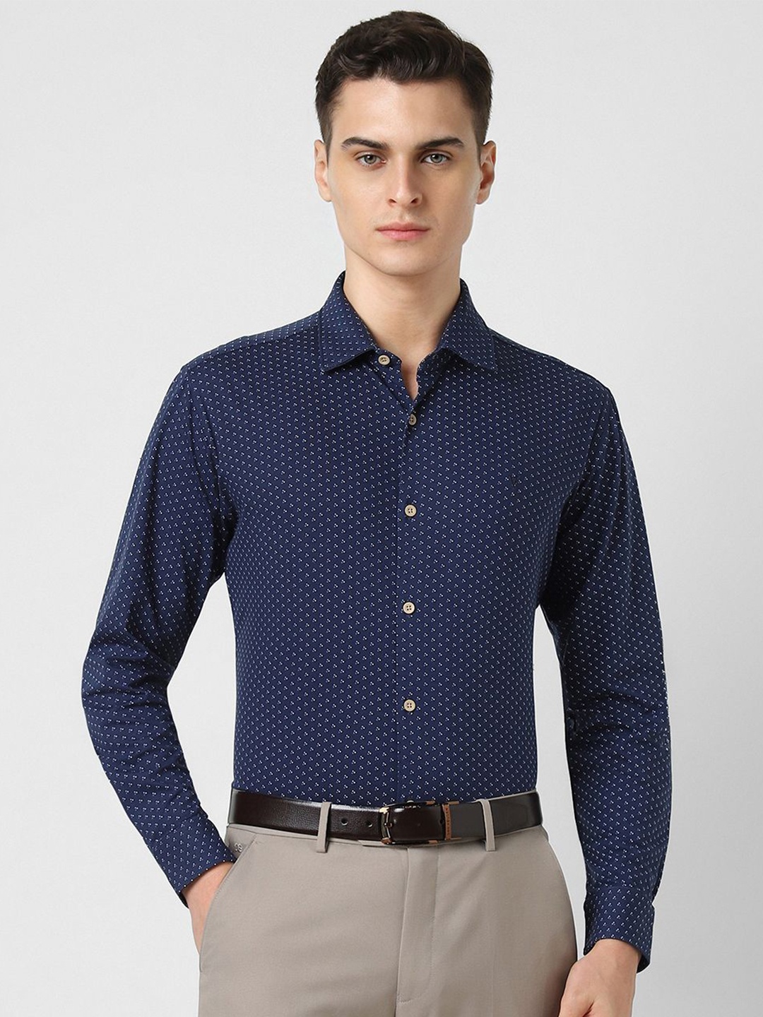 

Van Heusen Sport Men Spread Collar Solid Cotton Slim Fit Casual Shirt, Navy blue