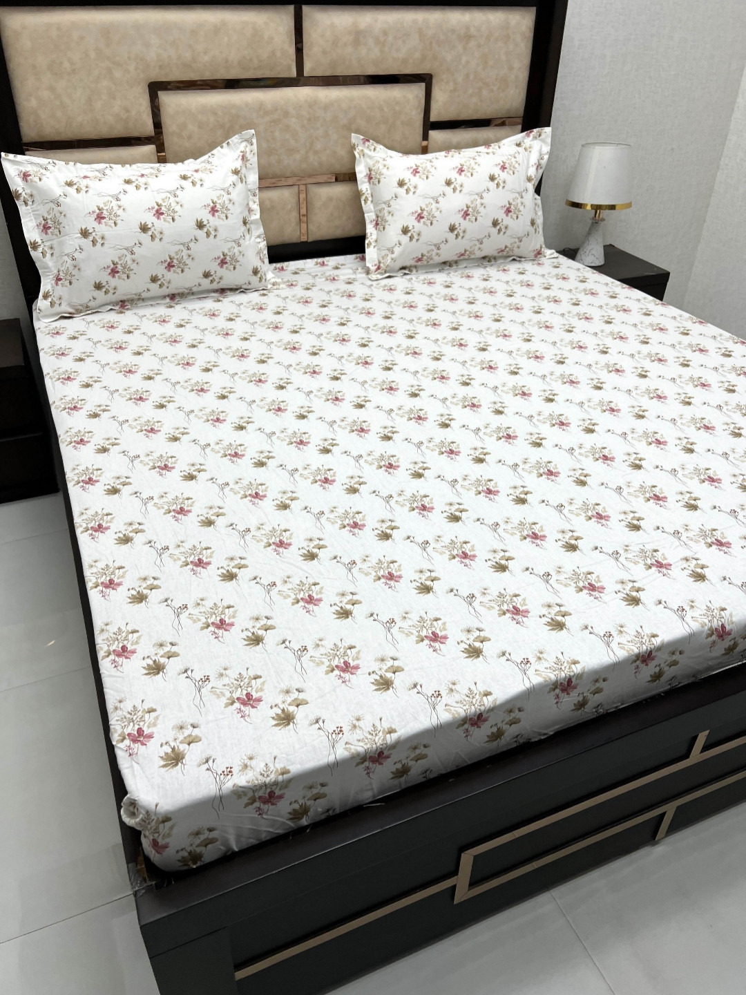 

Pure Decor Sapphire Green Floral 330 TC Cotton Fitted King Bedsheet With 2 Pillow Covers, White