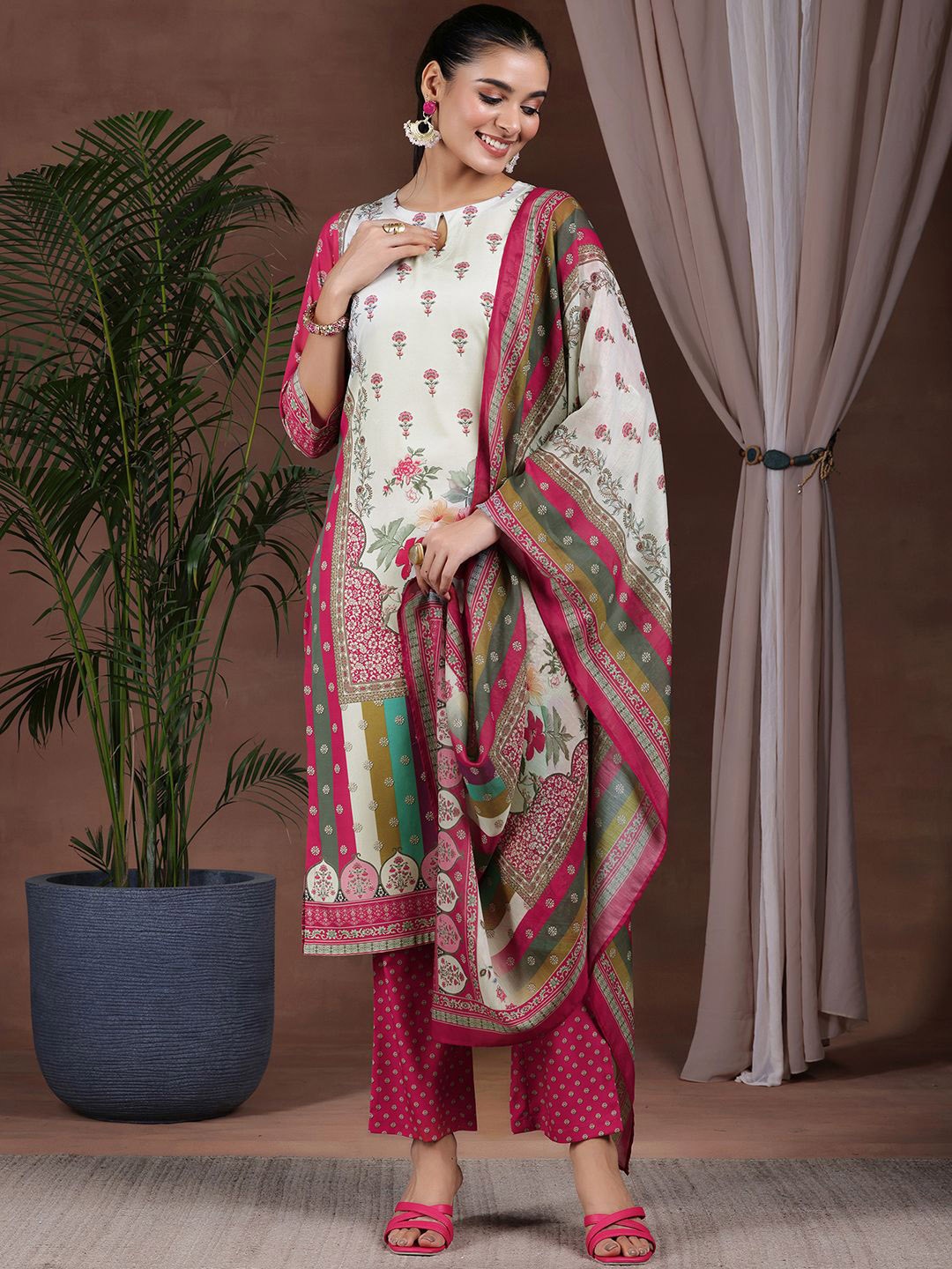 

Libas Floral Printed Keyhole Neck Straight Kurta With Trousers & Dupatta, Off white