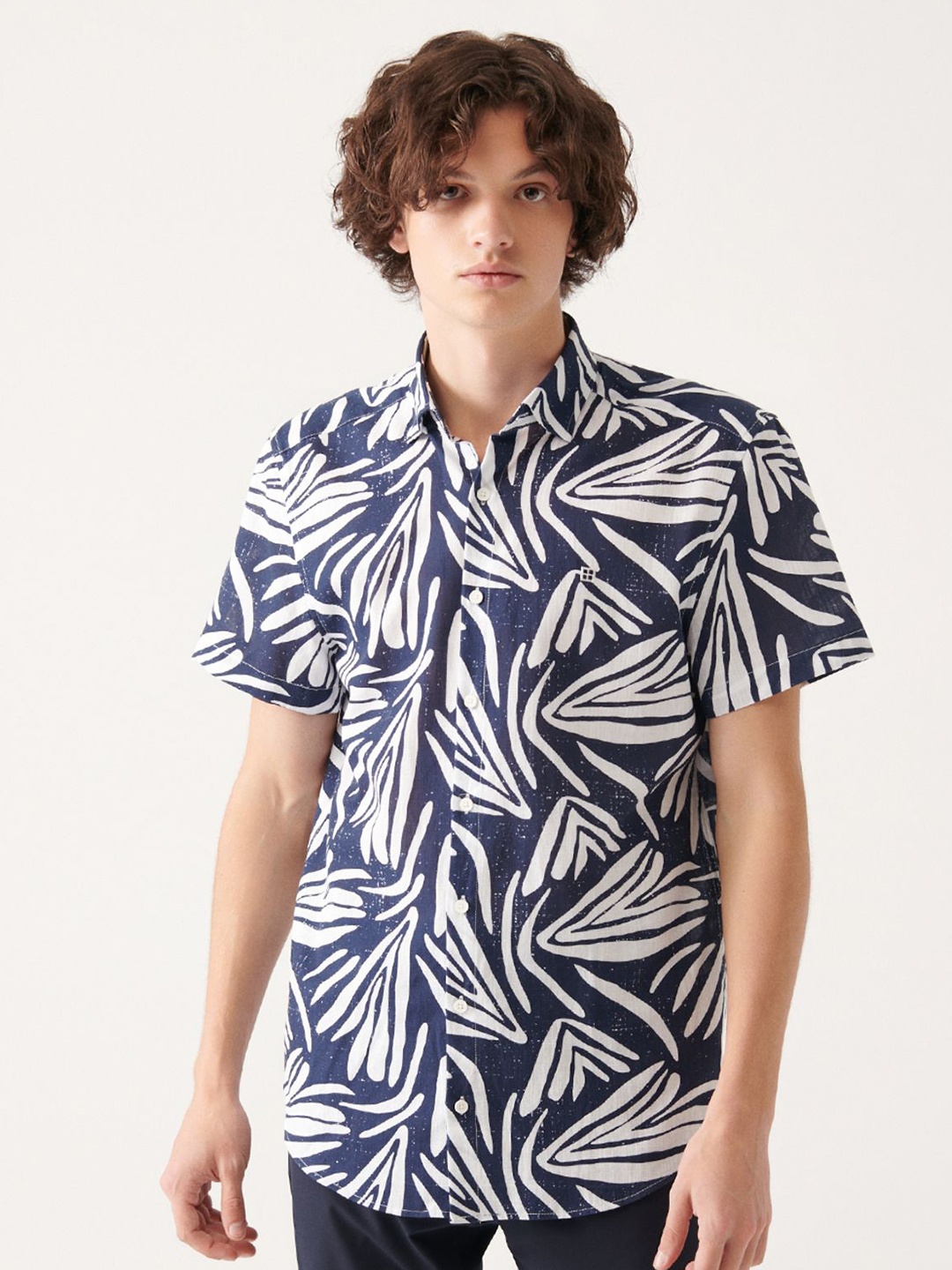 

AVVA Men Spread Collar Abstract Printed Cotton Casual Shirt, Navy blue