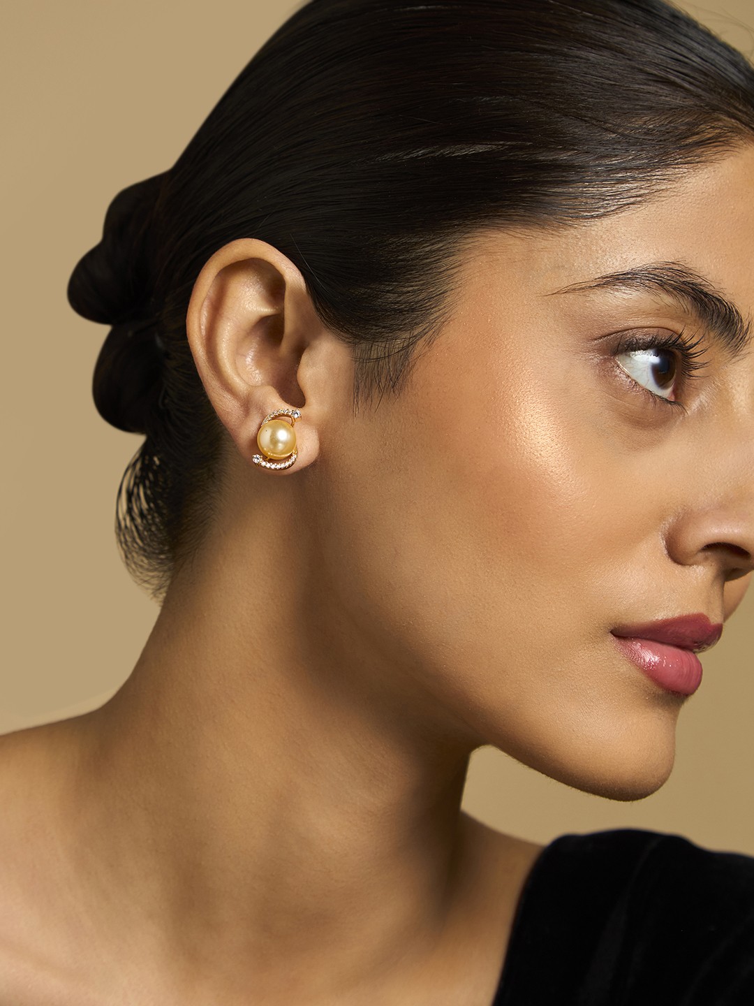 

Kushal's Fashion Jewellery Gold-Plated Cubic Zirconia Studded Classic Studs Earrings