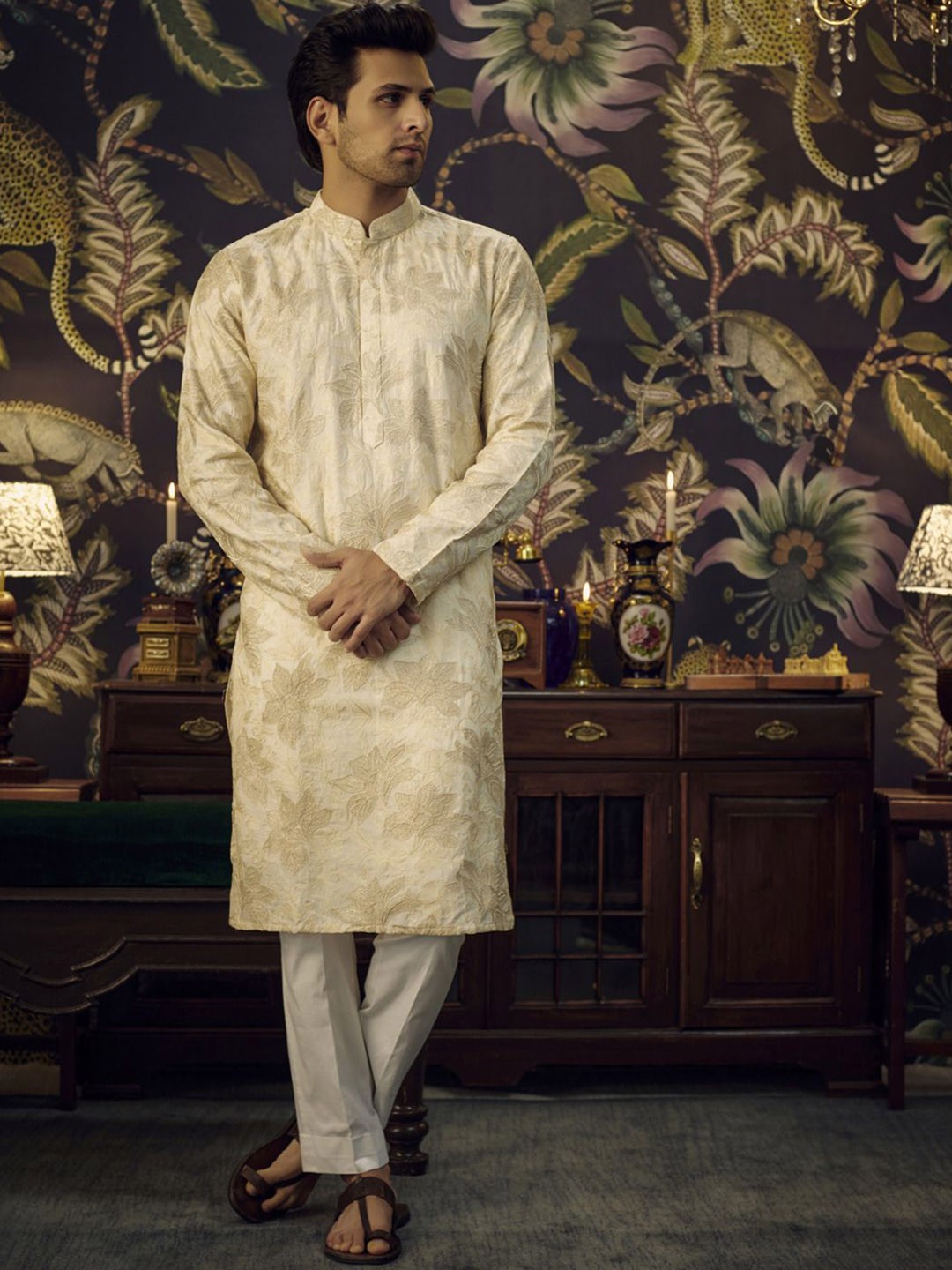 

KASBAH CLOTHING NISHCHAIY SAJDEH Floral Embroidered Straight Kurta, Black
