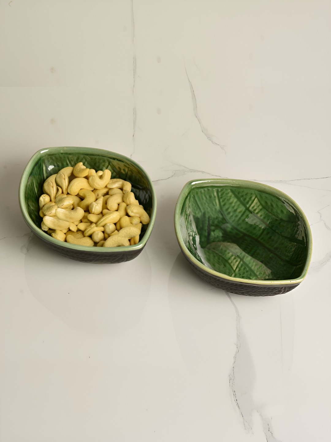 

StyleMyWay 2Pcs Green Textured Serving Bowl Set