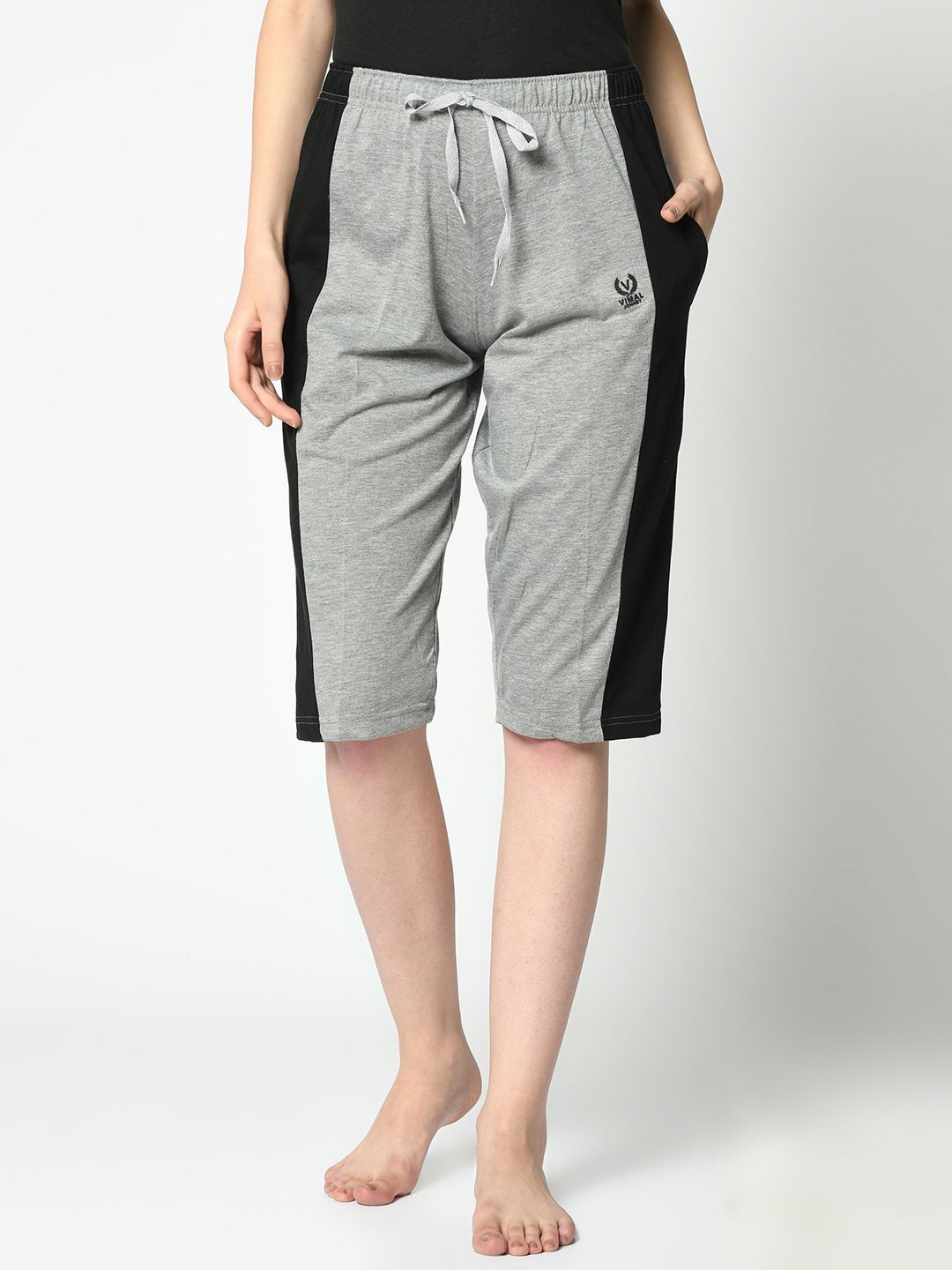 

MACK JONNEY Women Colourblocked Mid-Rise Capris, Grey