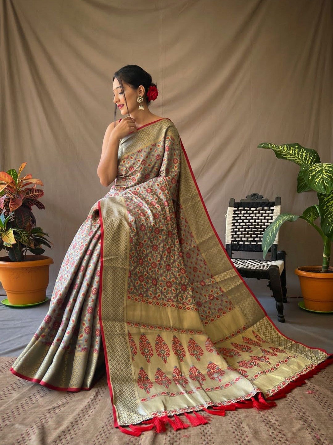 

SHOBHA SAREES Woven Design Zari Pure Silk Patola Saree, Grey