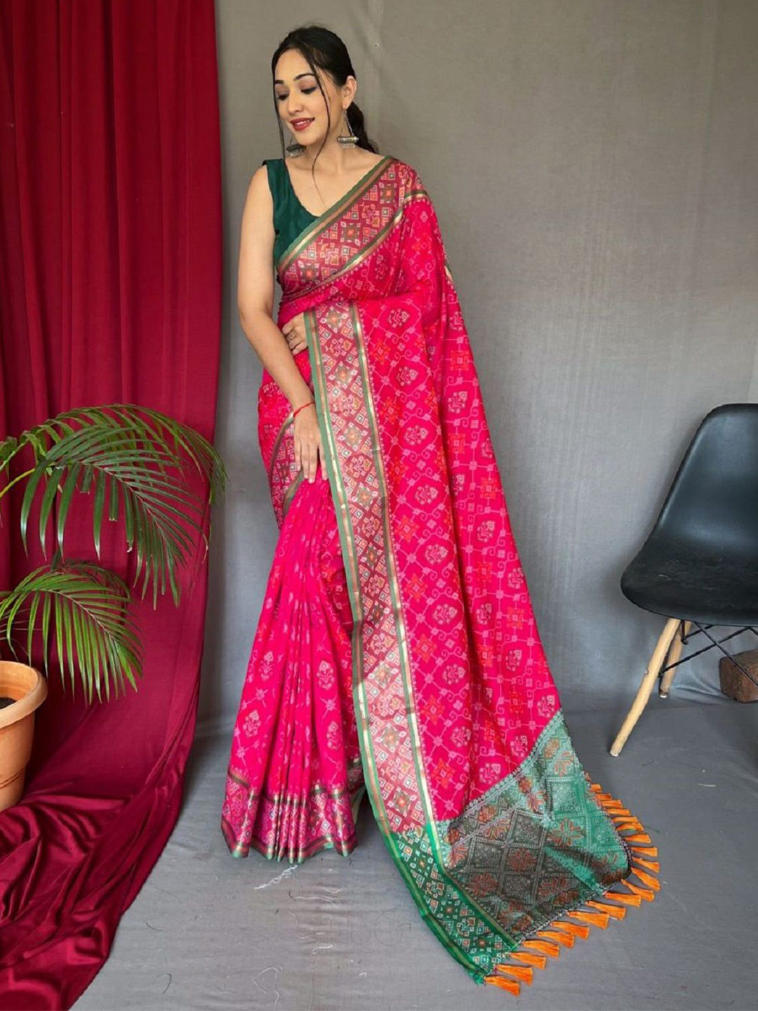

LEOSAGI Woven Design Zari Pure Silk Patola Saree, Pink
