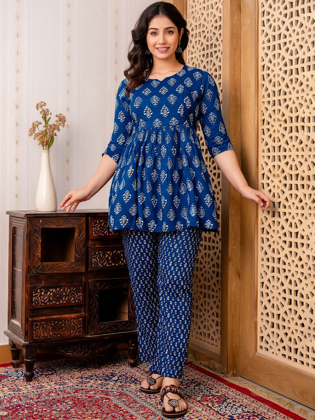 

CELEBRAVO Women Floral Printed Regular Kurta with Pyjamas, Blue