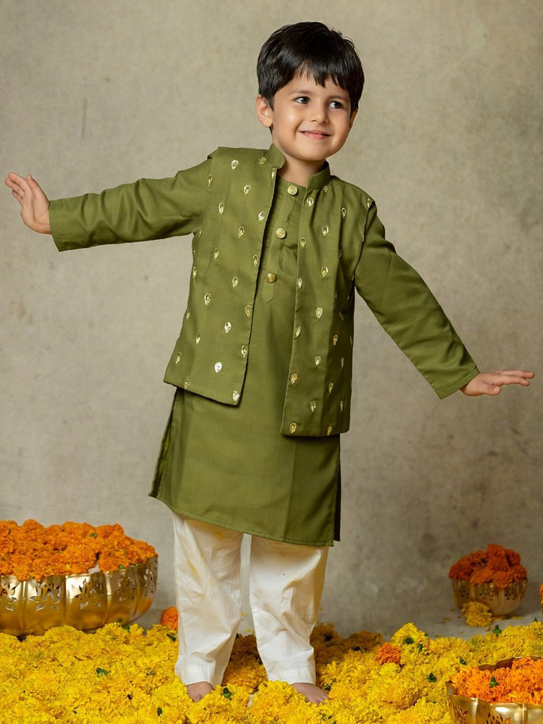 

Vivedkids Boys Regular Sequinned Pure Cotton Kurta with Pyjamas, Olive