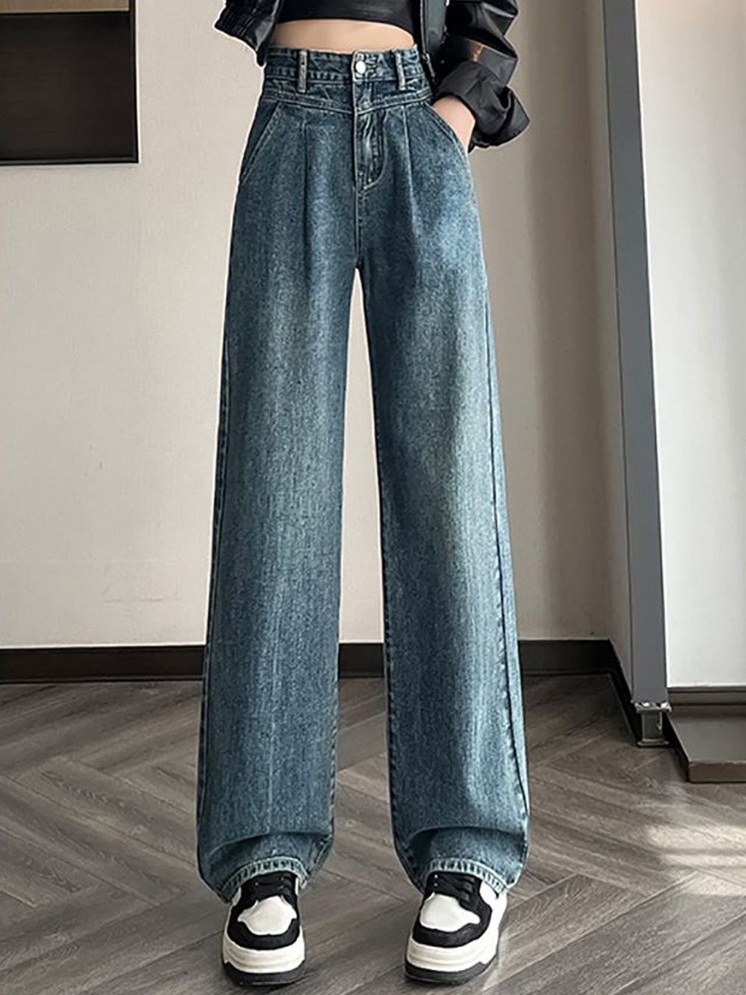 

StyleCast x Revolte Women Straight Fit Slash Knee Jeans, Blue