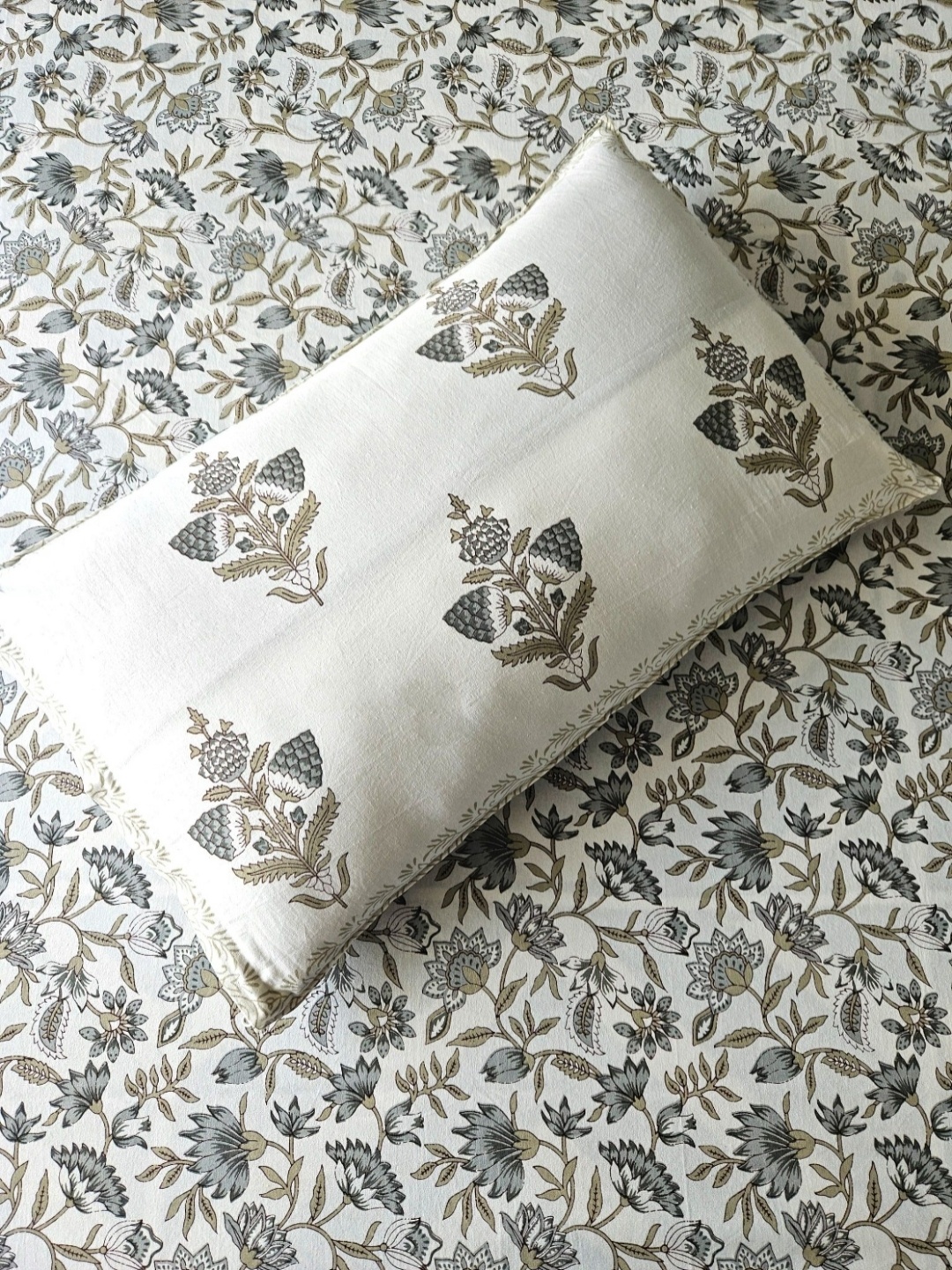 

Feels Like Home Grey & White Floral 210 TC King Bedsheet with 2 Pillow Covers