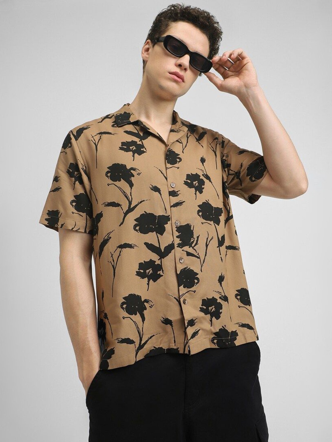 

FOREVER 21 Men Cuban Collar Floral Printed Casual Shirt, Brown