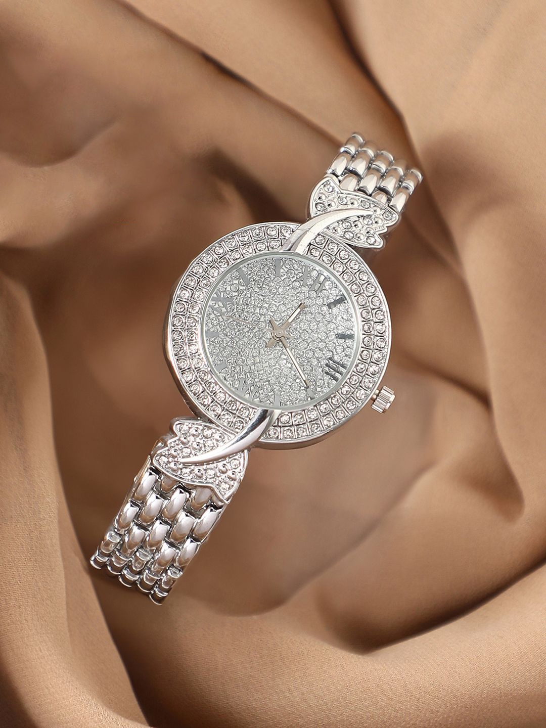 

HAUTE SAUCE by Campus Sutra Women Embellished Dial & Stainless Steel Bracelet Style Straps Analogue Watch, Silver