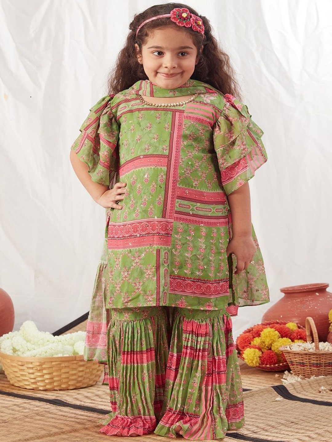 

Vivedkids Girls Floral Printed Gotta Patti Straight Kurta With Sharara & Dupatta, Green