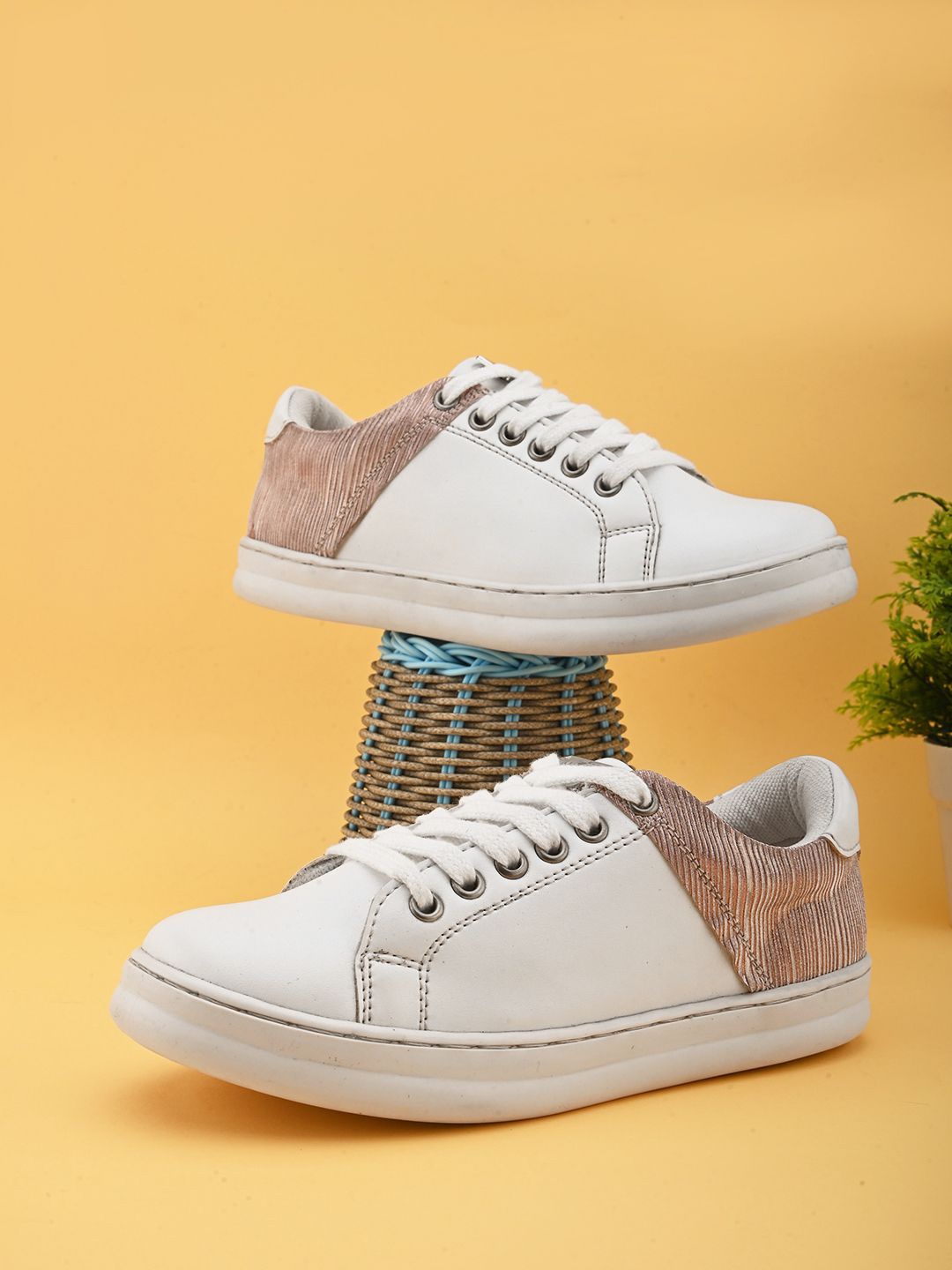 

STEFENS Girls Colourblocked Lace-Up Sneakers, White