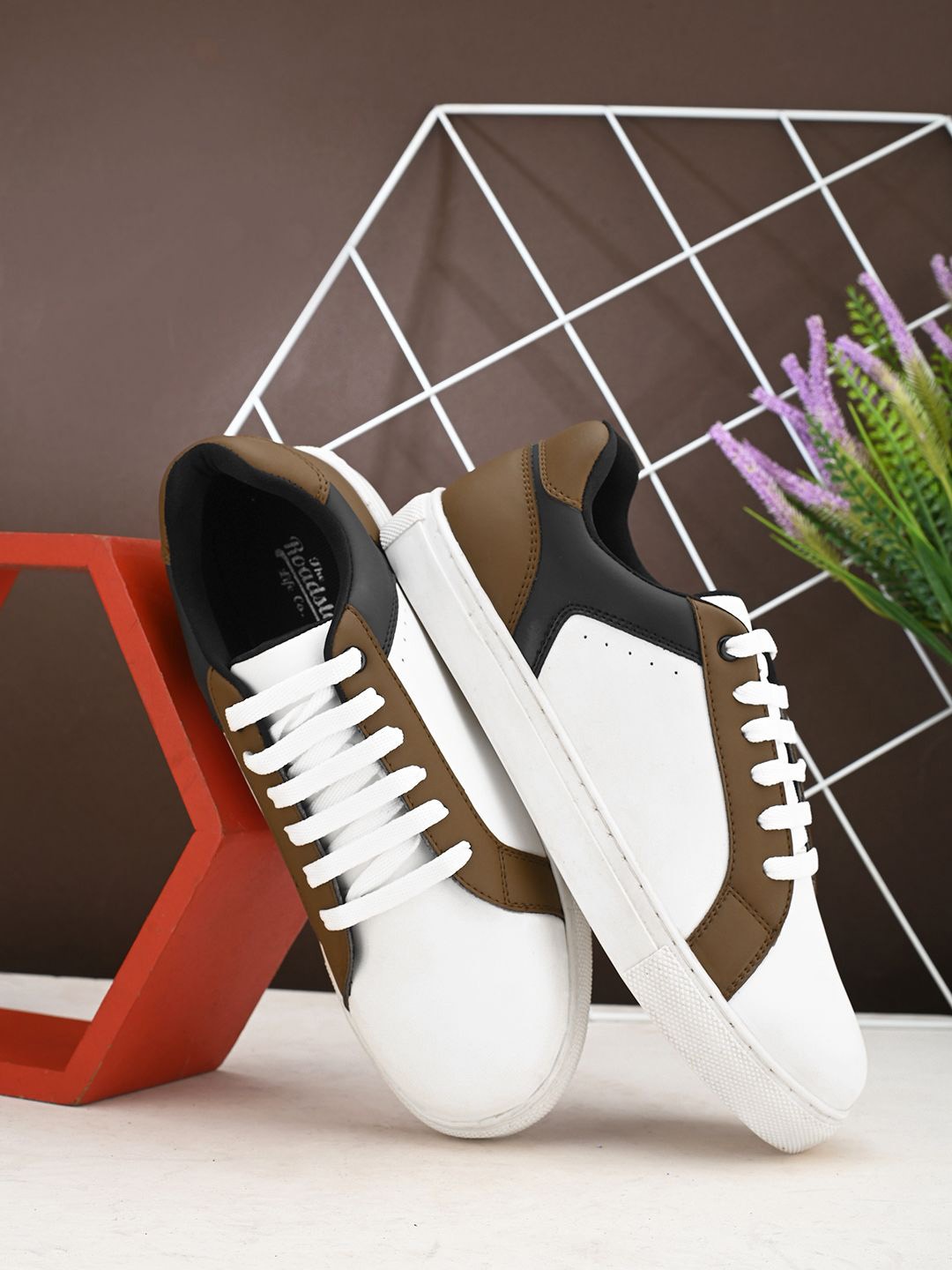 

The Roadster Lifestyle Co Women Colorblocked Sneakers, White