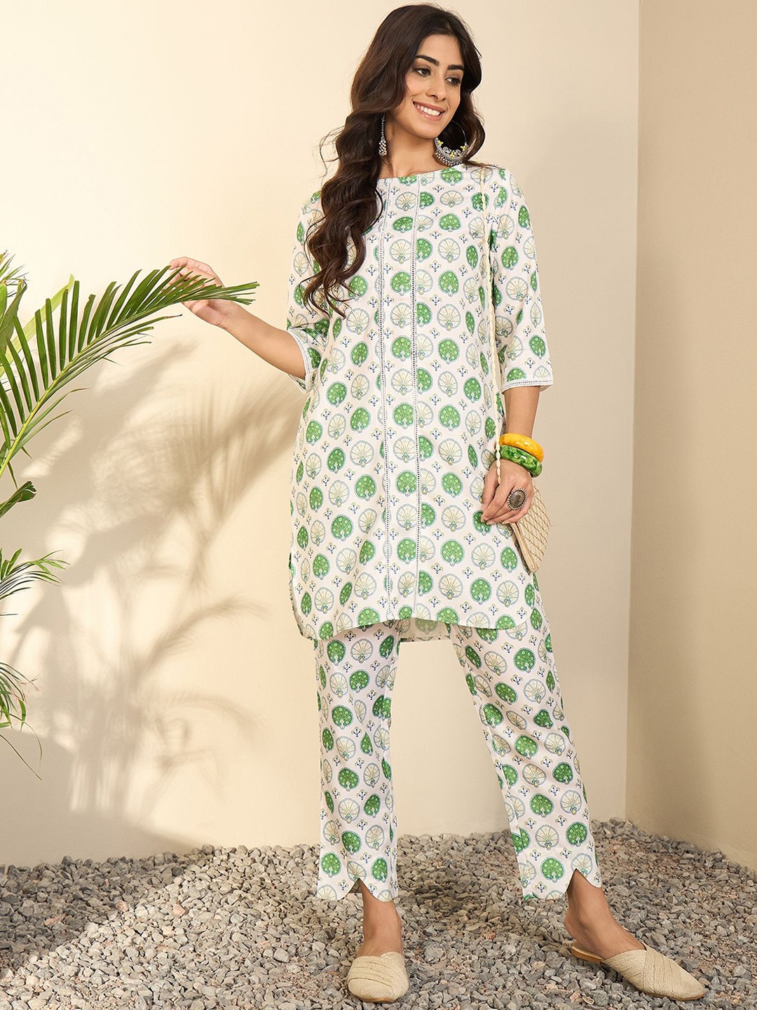 

Madhuni Women Floral Printed Regular Kurta with Trousers, Off white