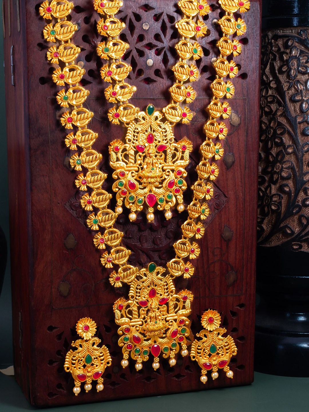 

aadita Gold-Plated Kundan Studded & Beaded Jewellery Set