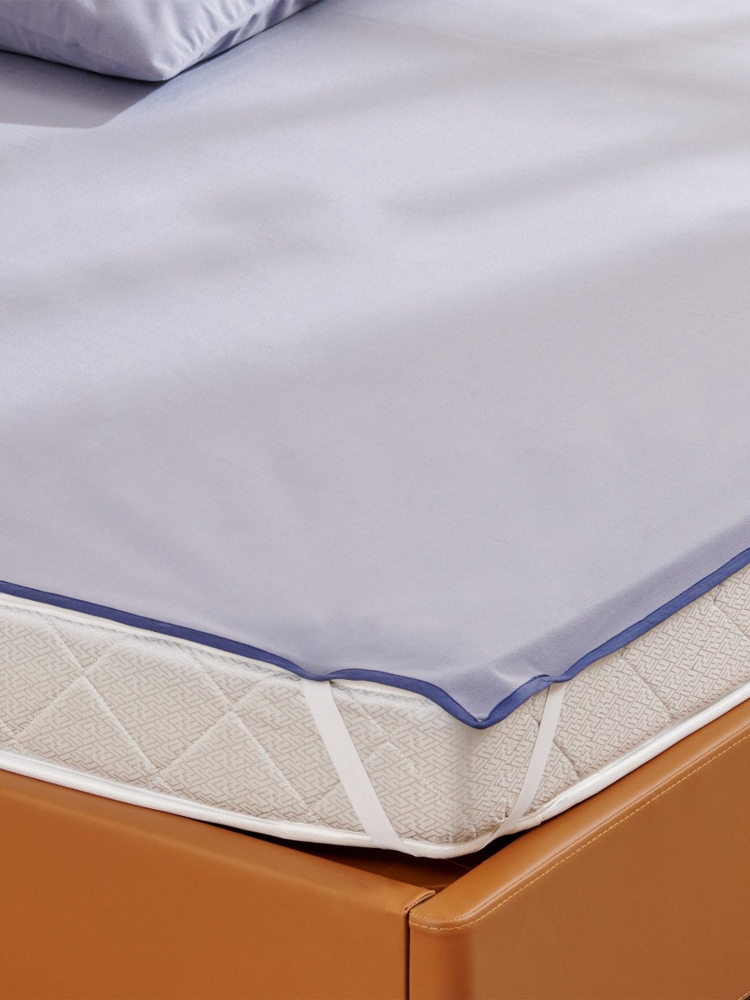 

Home Centre Blue 130 TC Queen Bedsheet with Pillow Covers