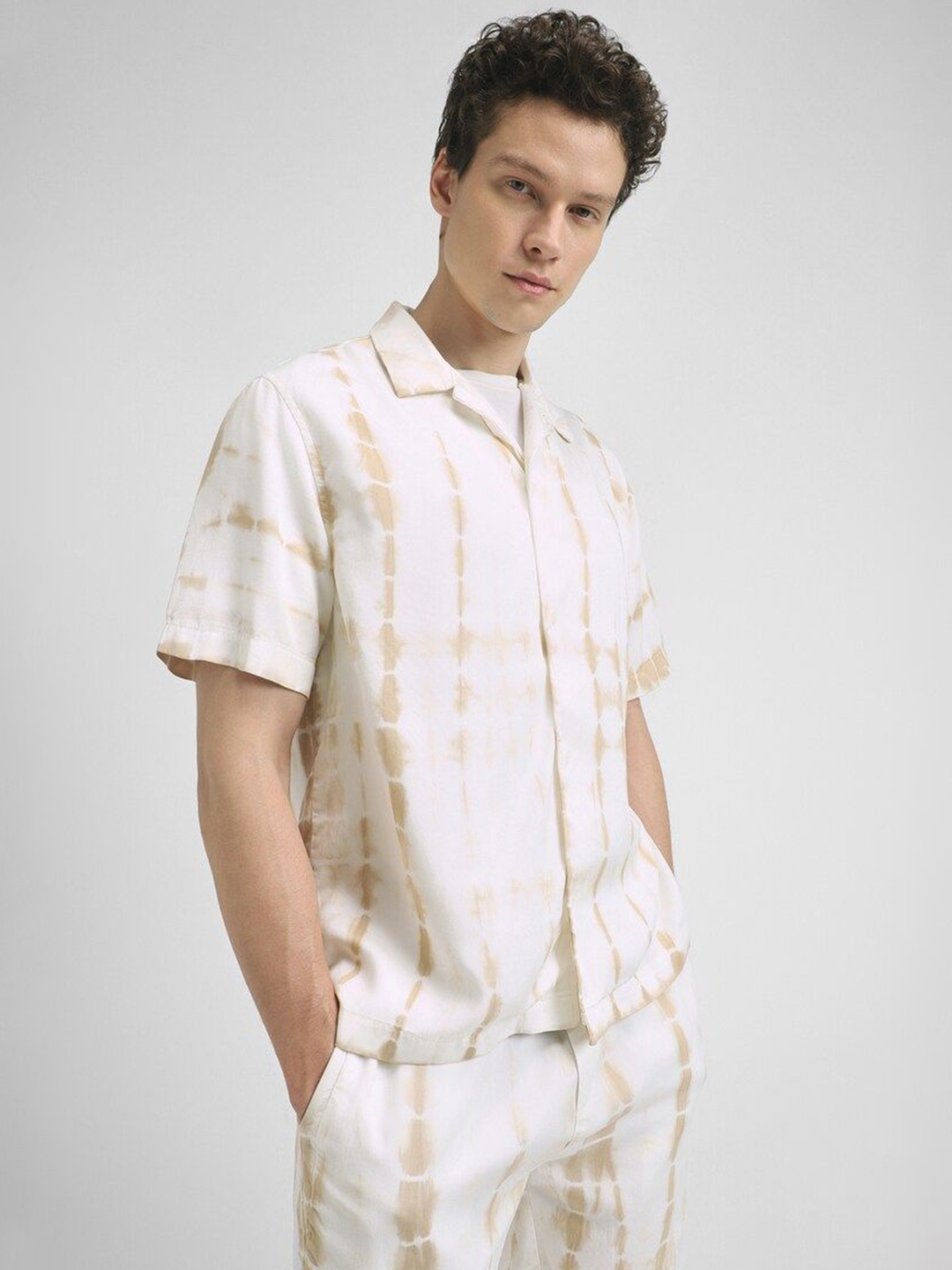 

FOREVER 21 Men Cuban Collar Dyed Casual Shirt, White