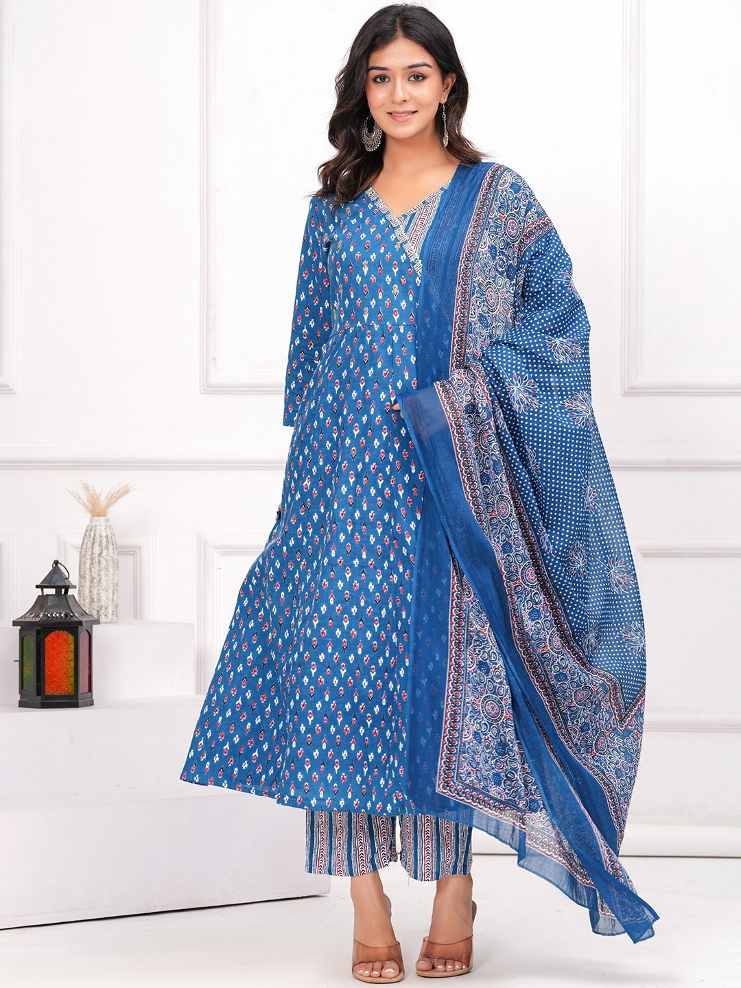 

POSHART FASHION AS UNIQUE AS YOU ARE Women Floral Printed Regular Pure Cotton Kurta with Trousers & With, Blue