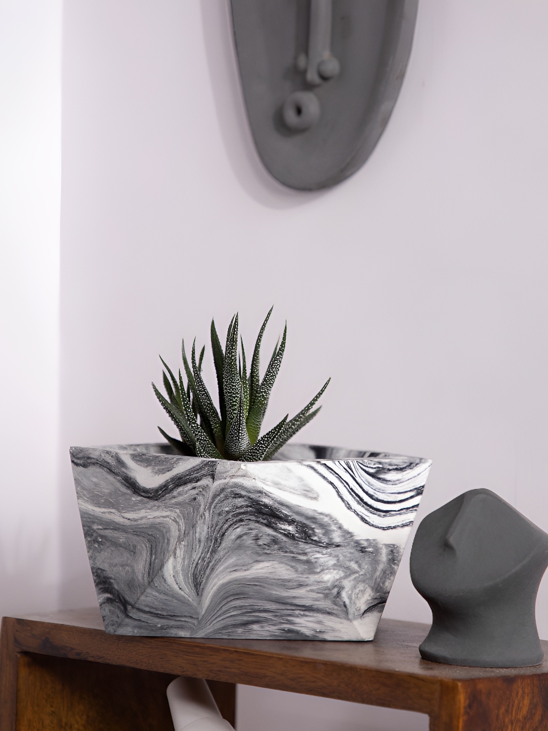 

Greyt Trisq White & Black Textured Cement Planter