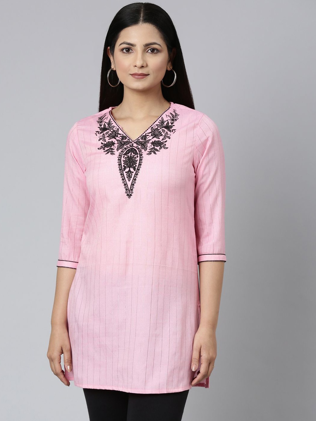 

Samhitas Women Embroidered Chikankari Kurta, Pink