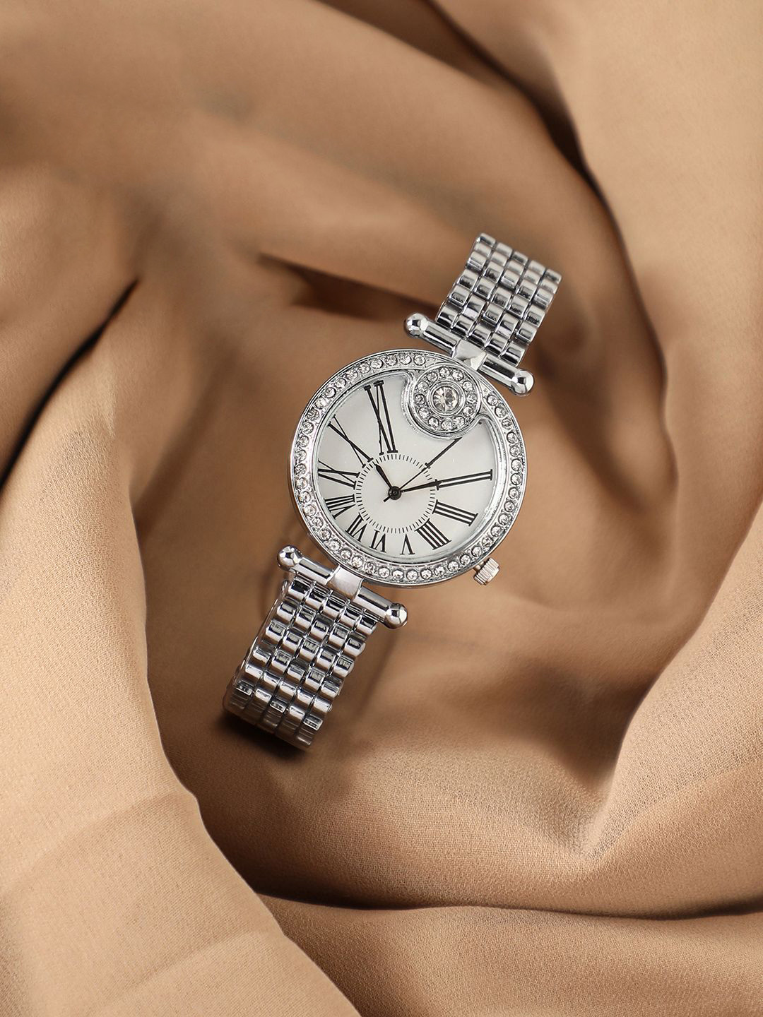 

HAUTE SAUCE by Campus Sutra Women Embellished Dial & Stainless Steel Bracelet Style Straps Analogue Watch, Silver