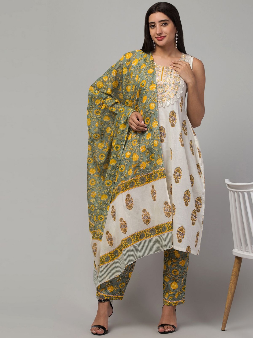 

BESTIC FASHION Women Floral Printed Regular Sequinned Pure Cotton Kurta with Trousers & With Dupatta, Green