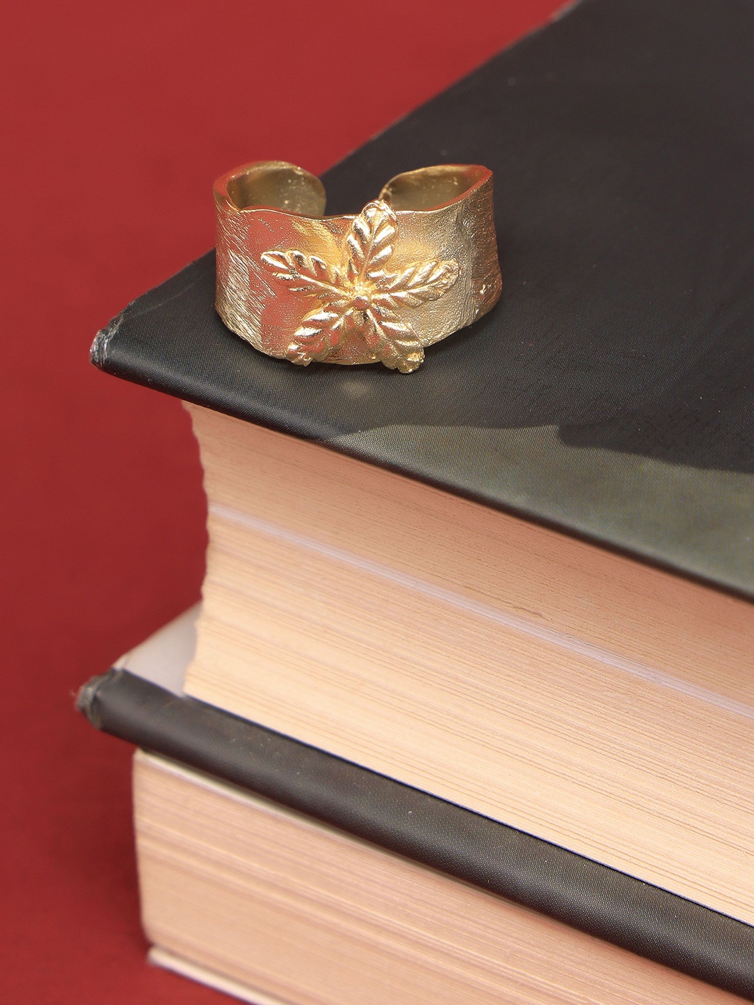 

ROYAL PITARAH Gold Star Flower Adjustable Ring