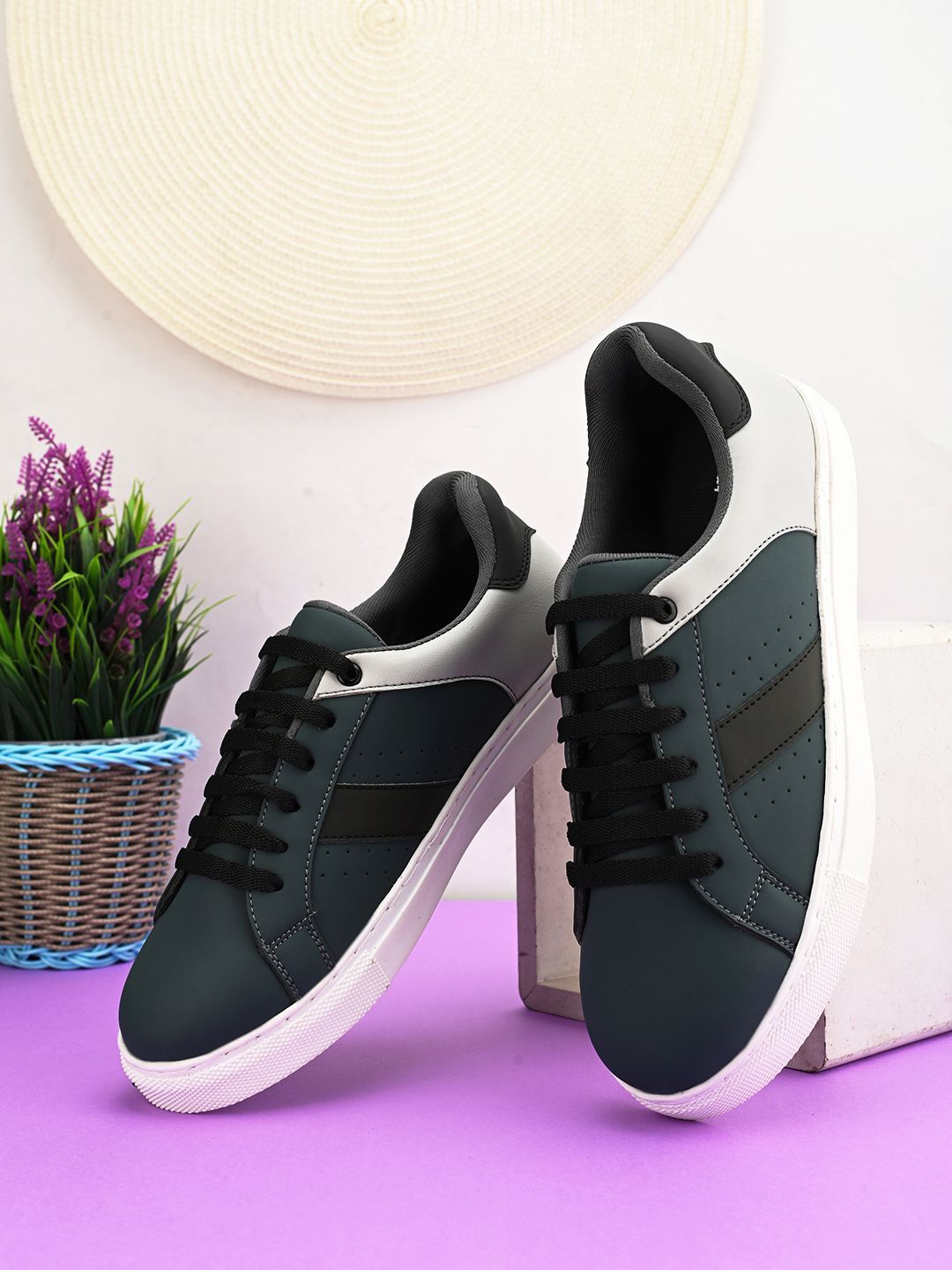 

The Roadster Lifestyle Co Women Casual Sneakers, Green