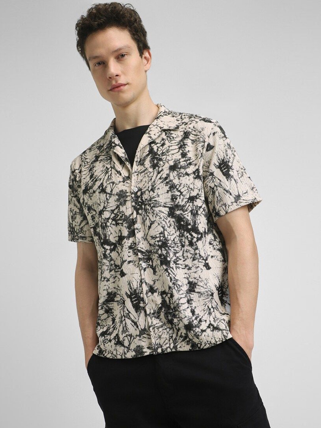 

FOREVER 21 Men Cuban Collar Abstract Printed Casual Shirt, Cream