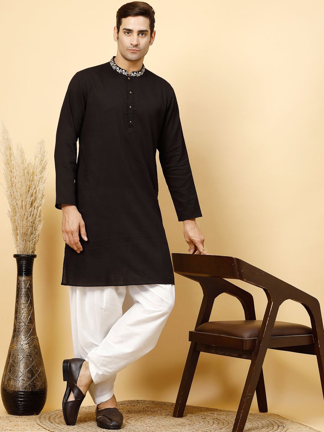 

Ramas Men Flared Sleeves Thread Work Kurta, Black