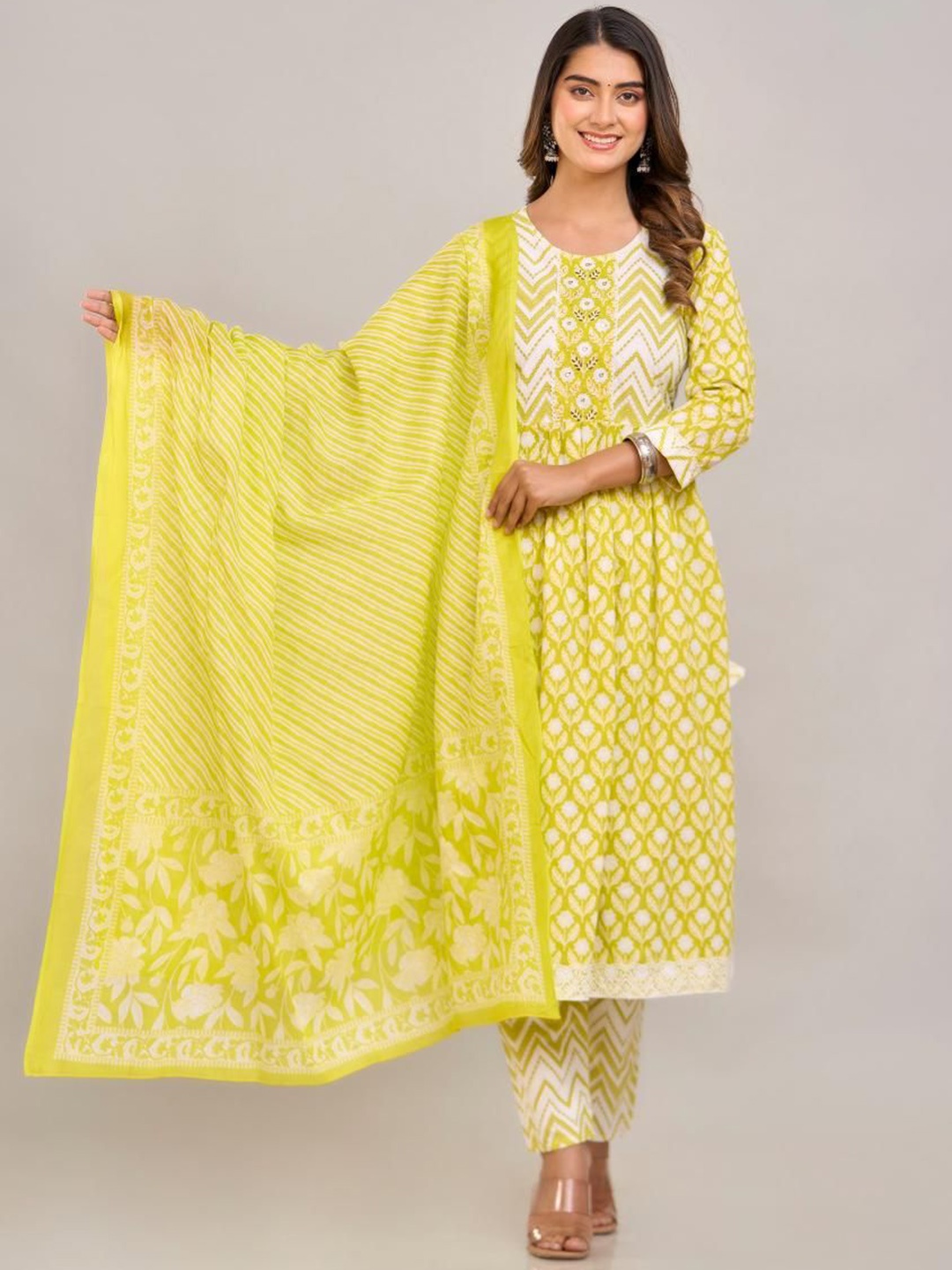 

Jasoriya Women Floral Printed Regular Thread Work Pure Cotton Kurta with Trousers & With Dupatta, Green