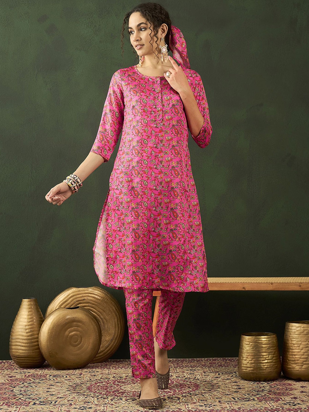 

Sangria Floral Printed Kurta With Trousers Set, Pink