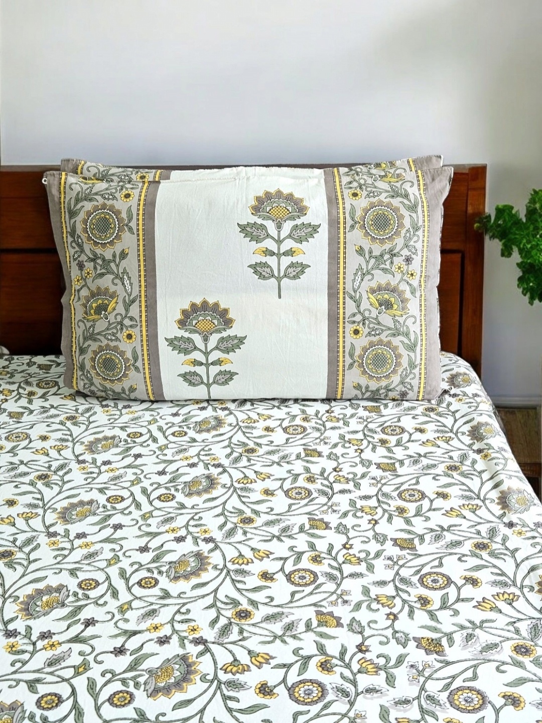 

Feels Like Home Brown & White Floral 210 TC King Bedsheet with 2 Pillow Covers