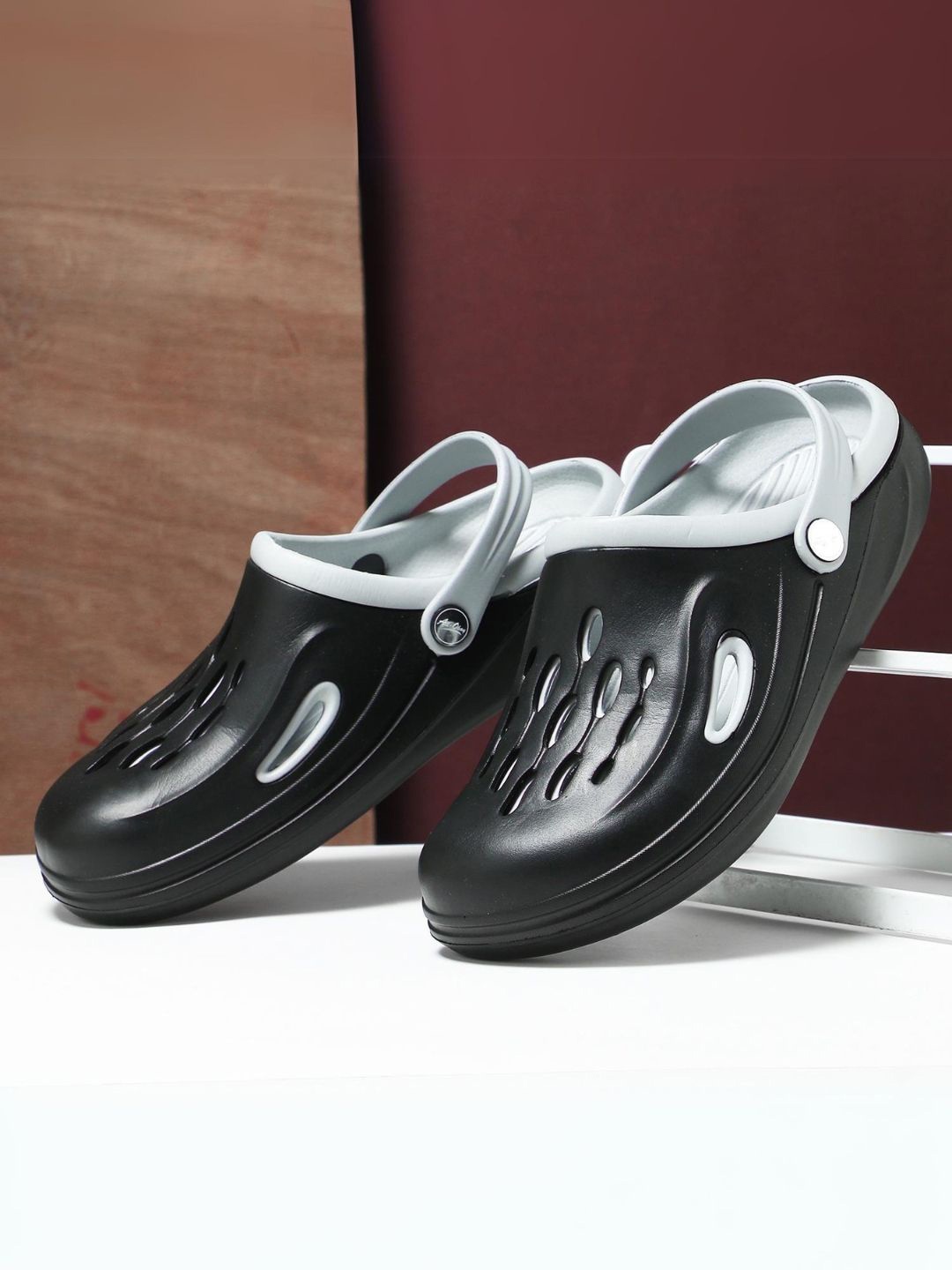 

FOOTUP Men Rubber Self Design Clogs, Black