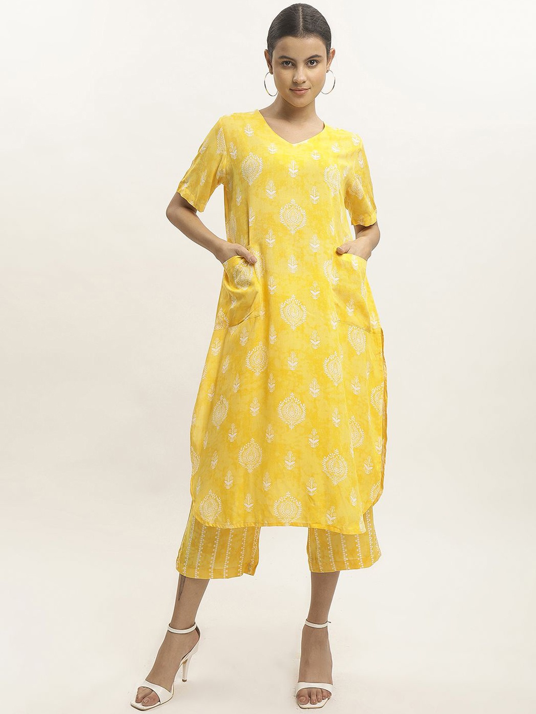 

BLACK & BLAH BLAH Women Relaxed Fit Floral Printed Liva Kurta Set, Yellow