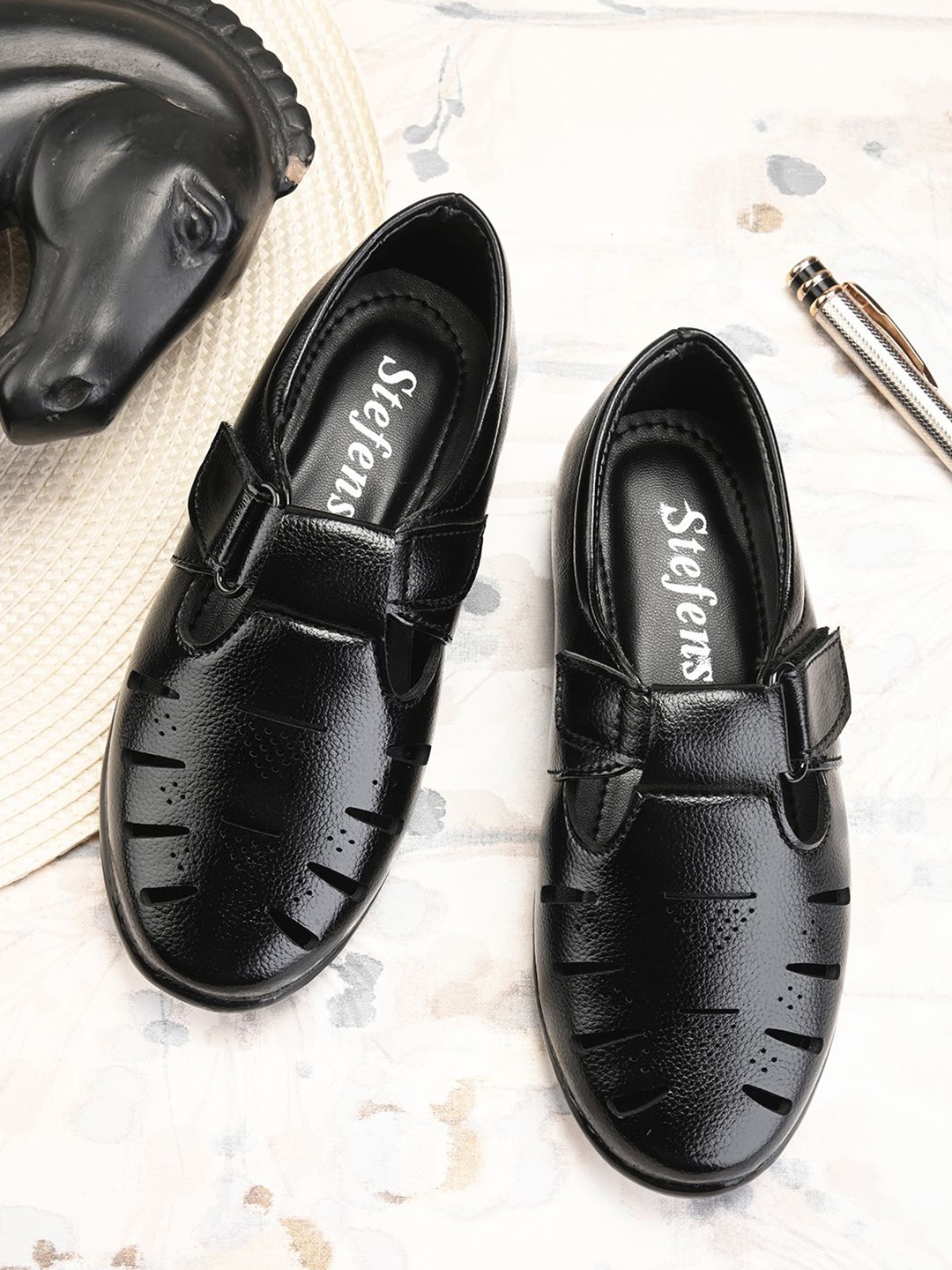 

STEFENS Boys Velcro Shoe-Style Sandals, Black