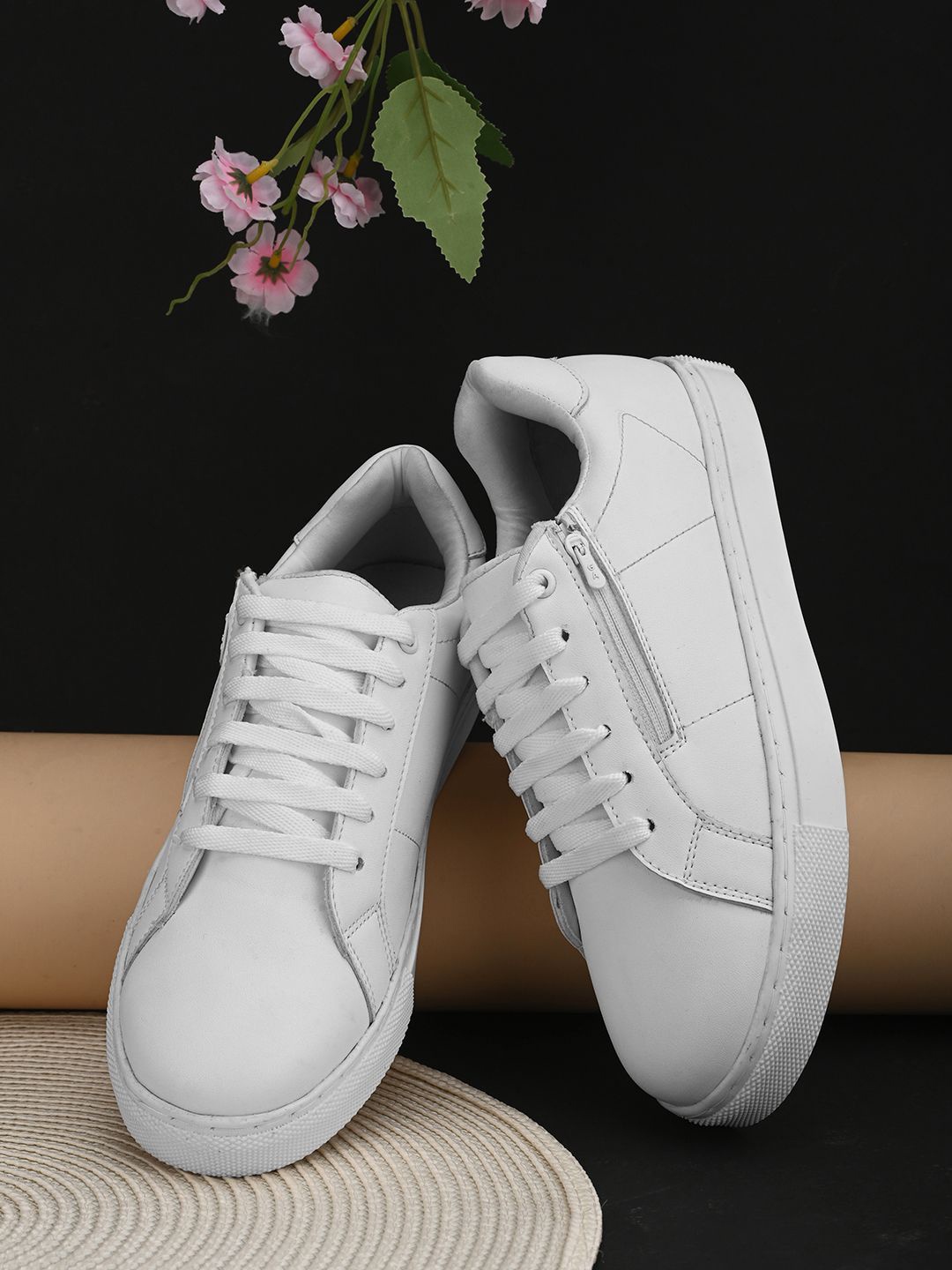 

The Roadster Lifestyle Co Women Casual Sneakers, White