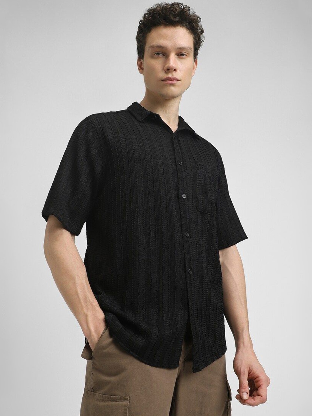 

FOREVER 21 Men Spread Collar Solid Nylon Casual Shirt, Black