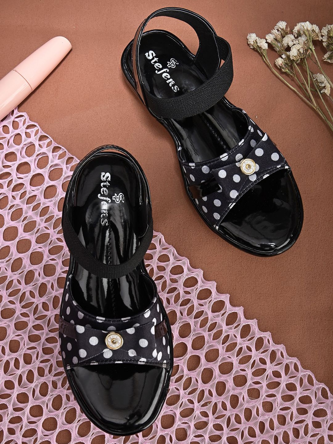 

STEFENS Girls Printed Open Toe Flats, Black